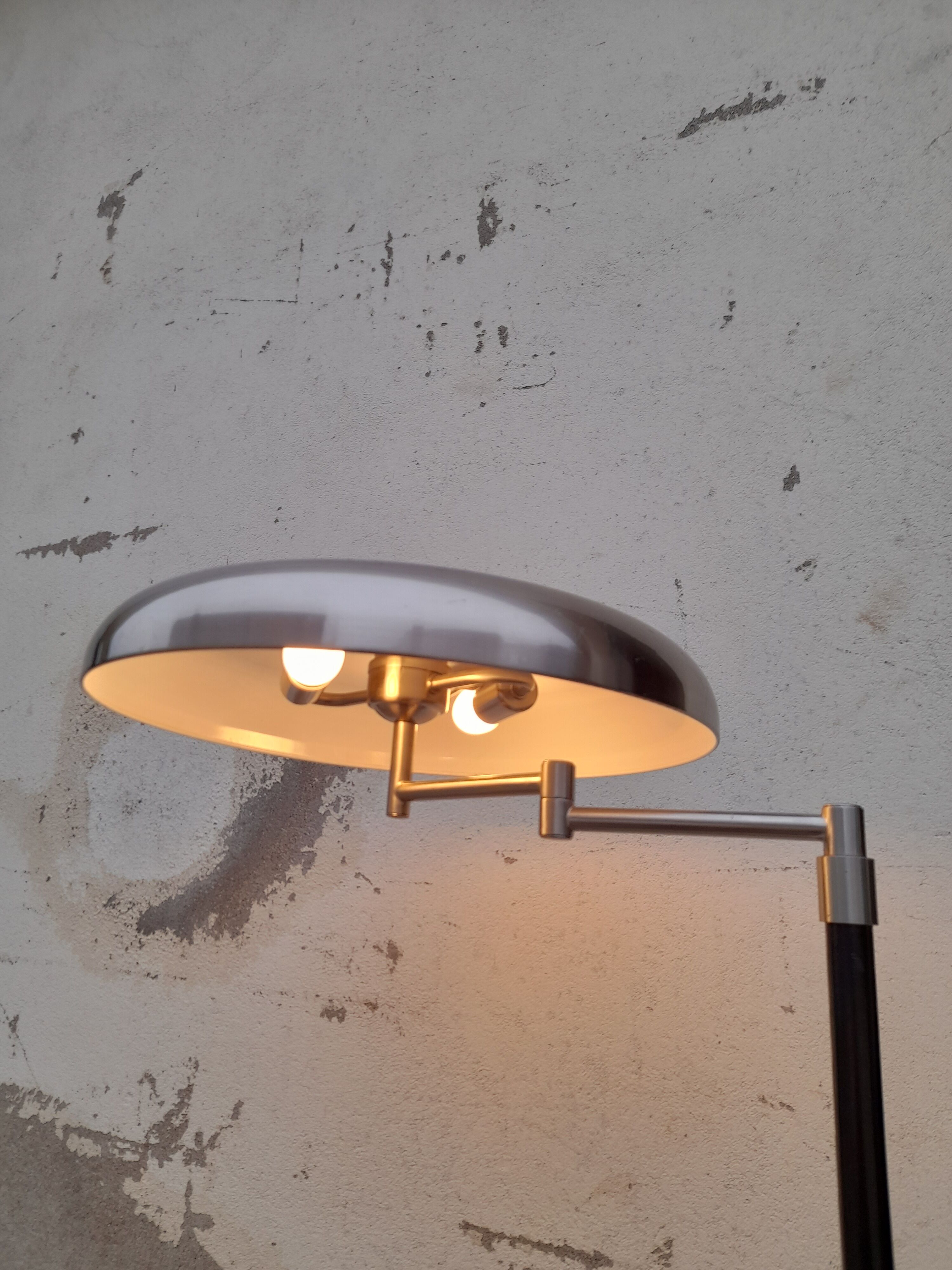 80 year articulated lamppost design