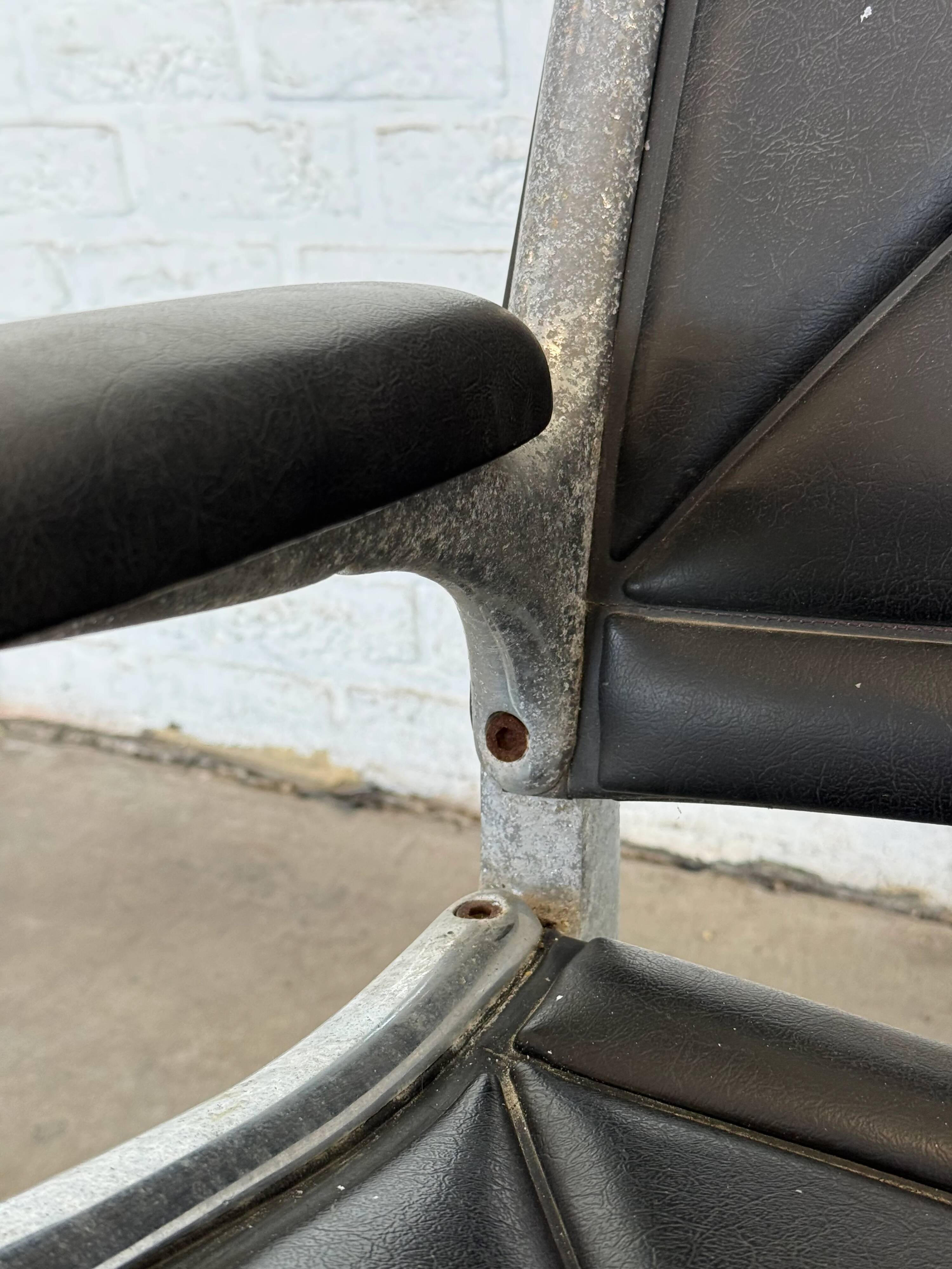 Vintage Eames airport lounge chair – 2 seats with integrated table