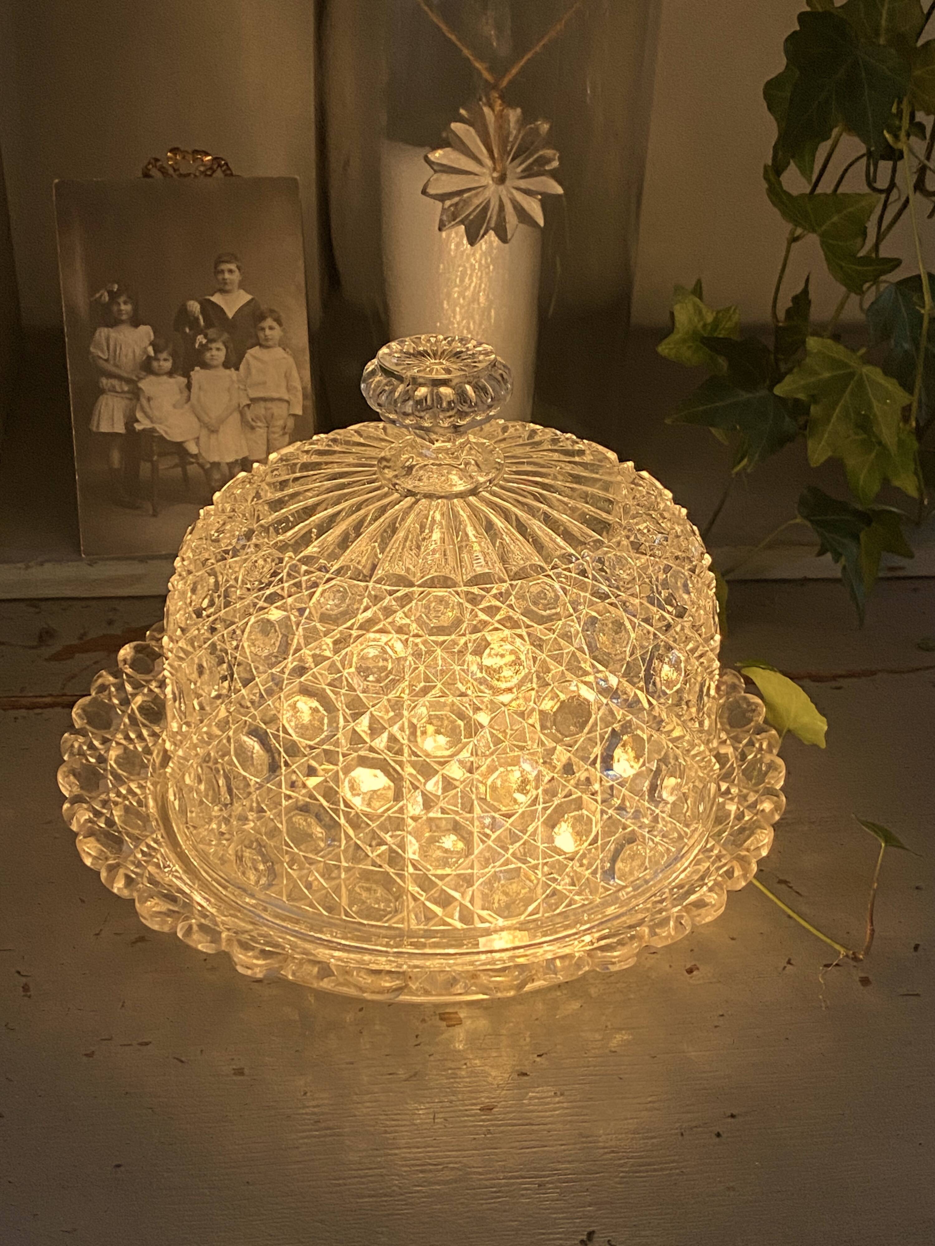 Cloche à patisserie, fromage en verre ciselé