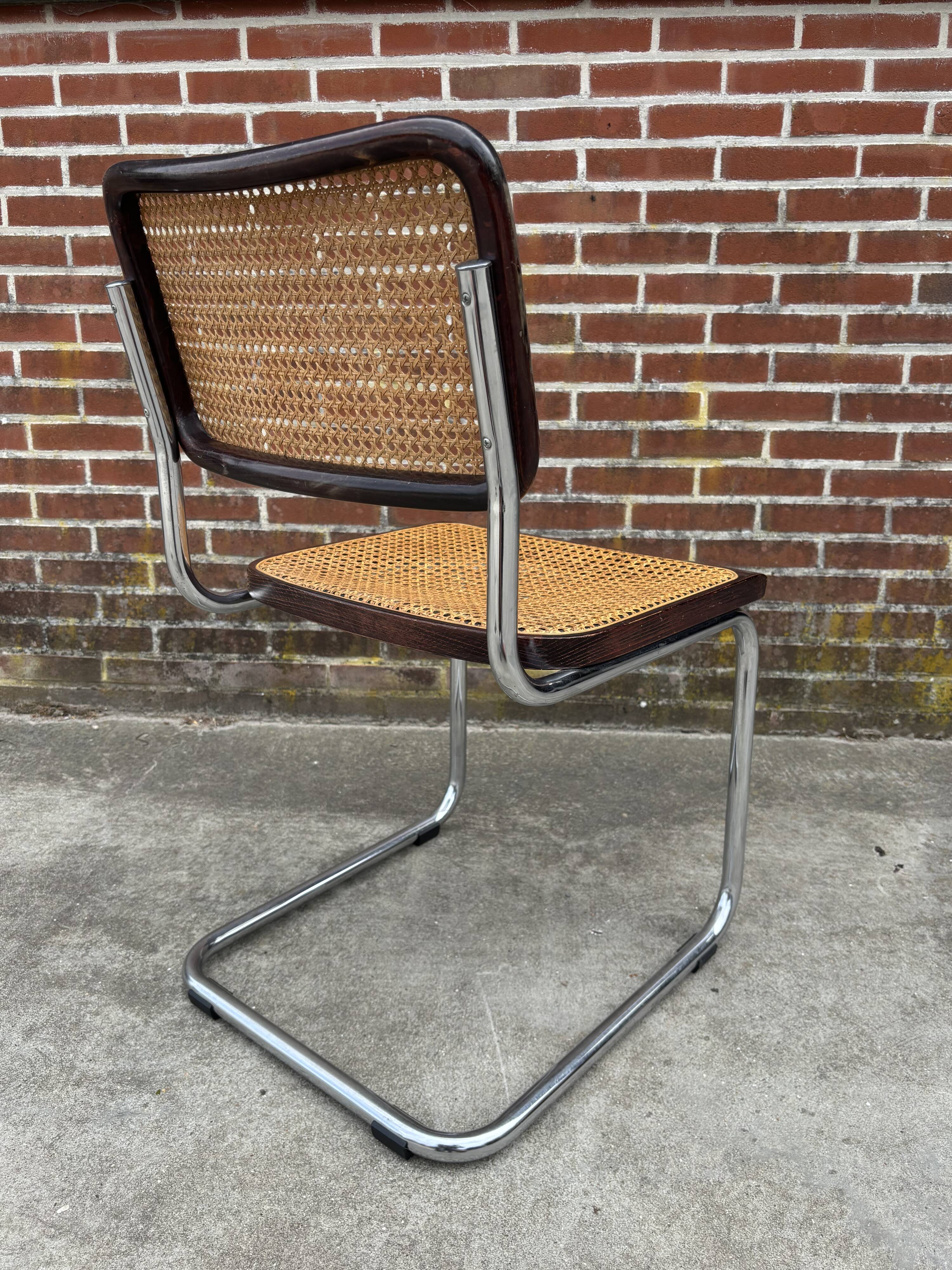 Ensemble de 4 chaises Cesca B32 conçues par Marcel Breuer, cadre marron foncé.