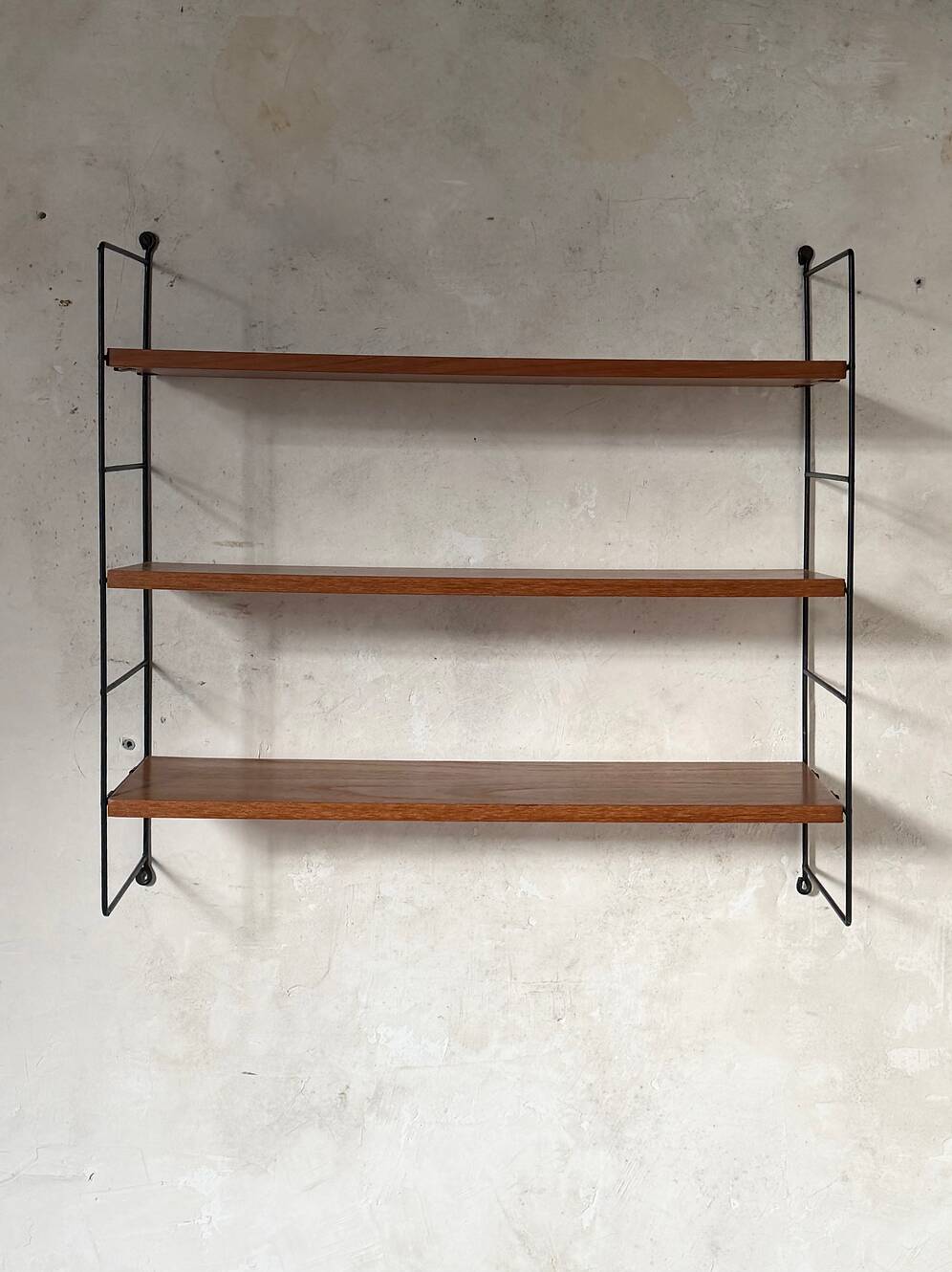String Style Vintage Wire Wall-Mounted Bookshelf in Teak