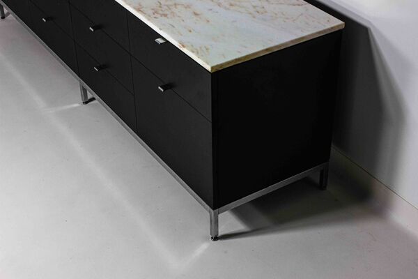 Rare buffet de direction de Florence Knoll en marbre rose aurore, années 1960