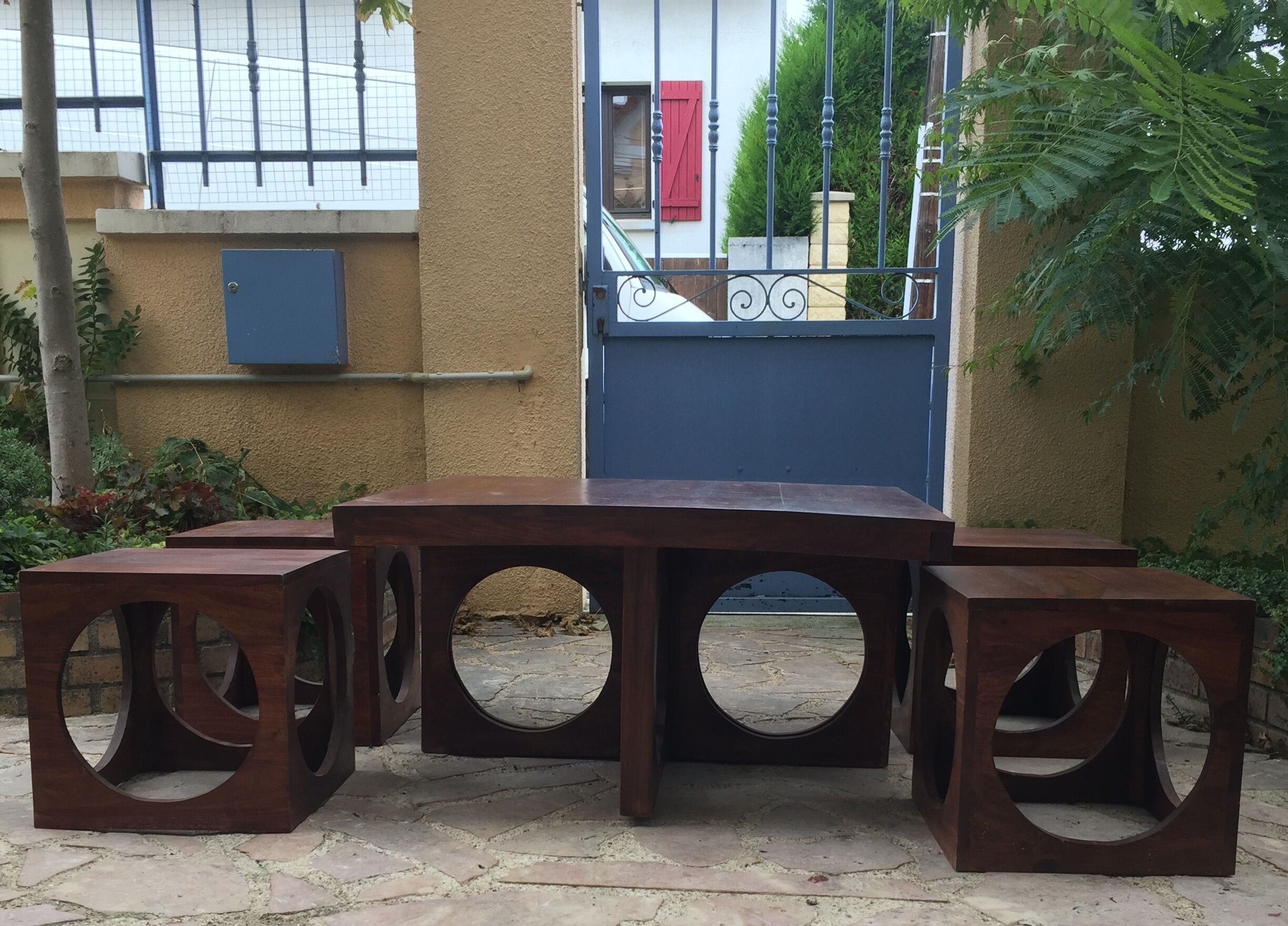 Coffee table in teak with its 4 stools
