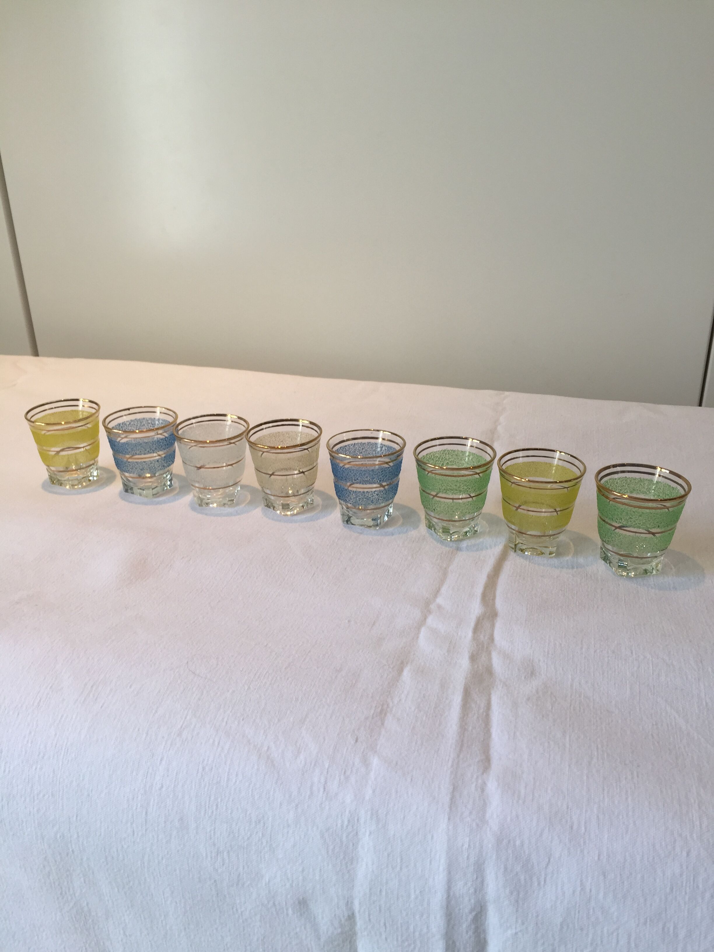 Lot of 8 shot glasses granités with their door-glass gold 70