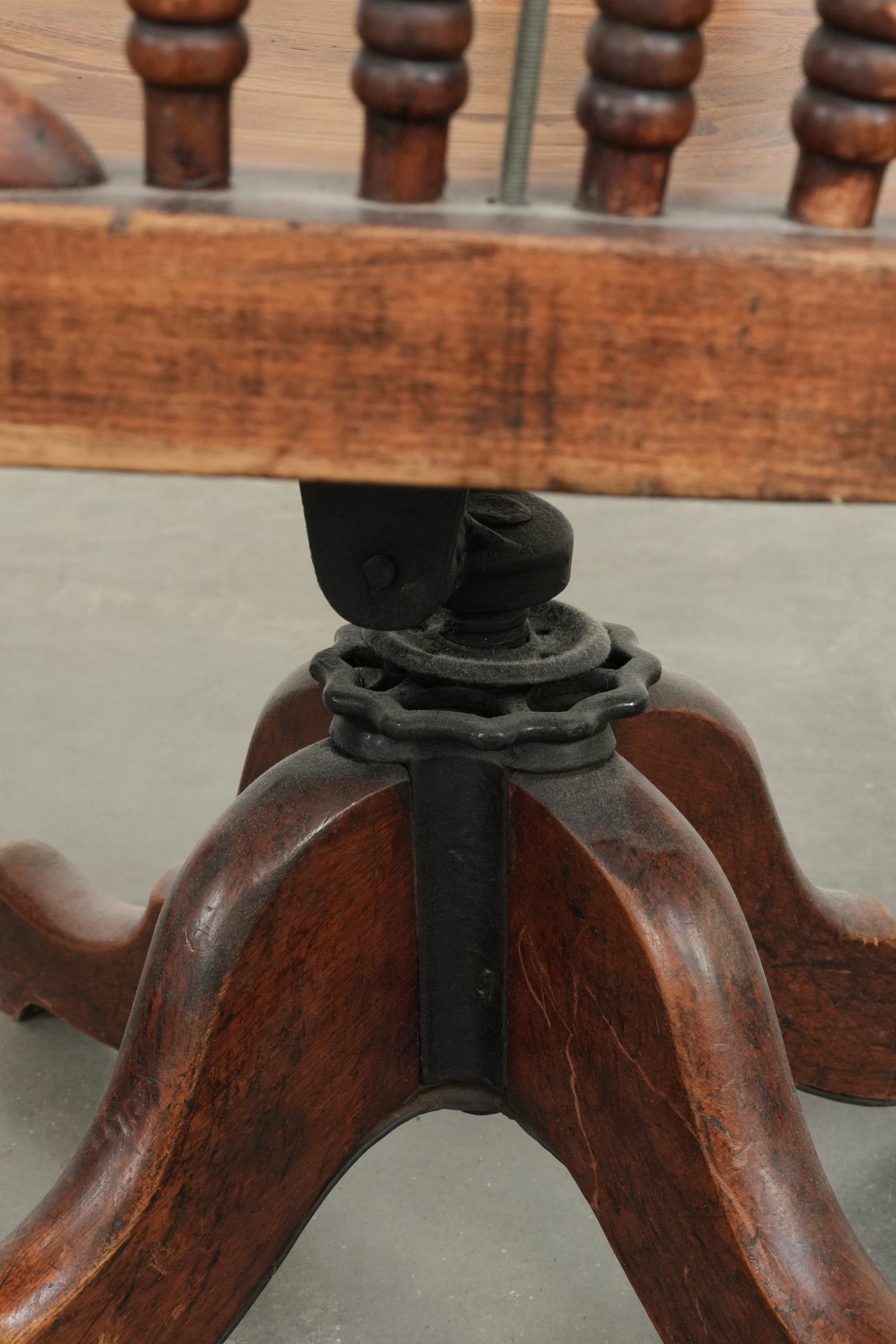 Chaise de bureau charmante avec de belles sculptures en bois du début du 20e siècle.
