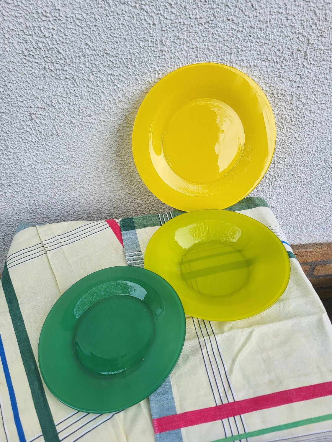 18 assiettes Memphis