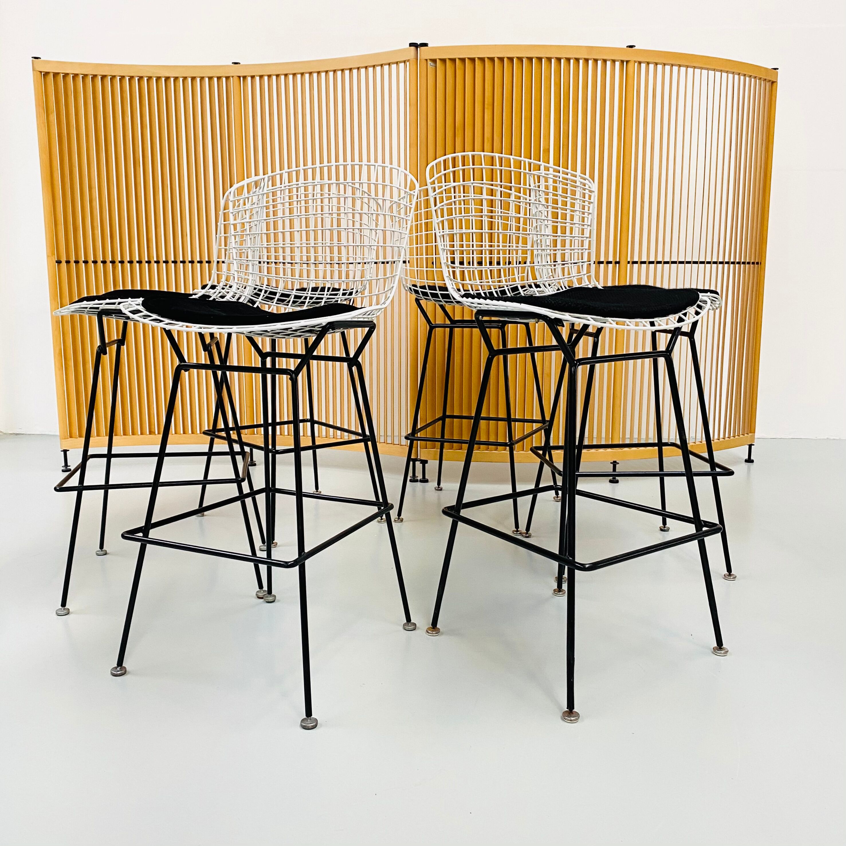 Wire barstools by Harry Bertoia for Knoll, 1960
