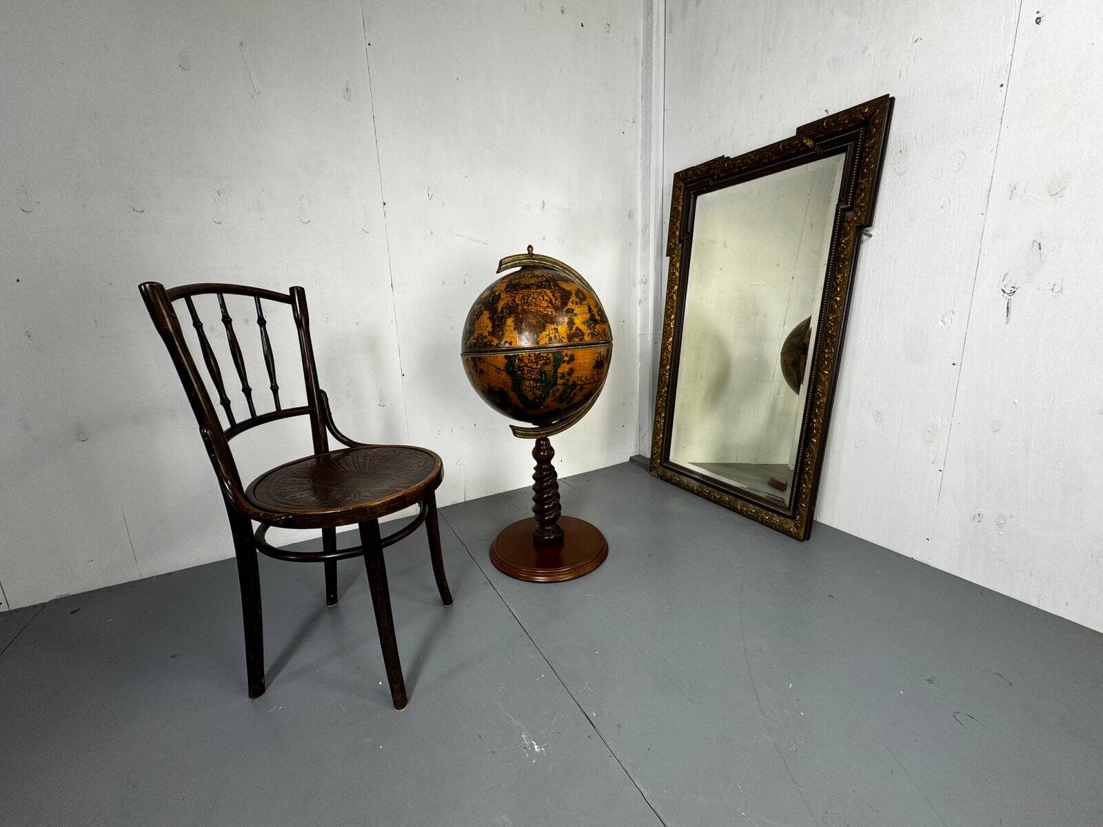 Large vintage Italian classical globe bar cabinet, 1970s