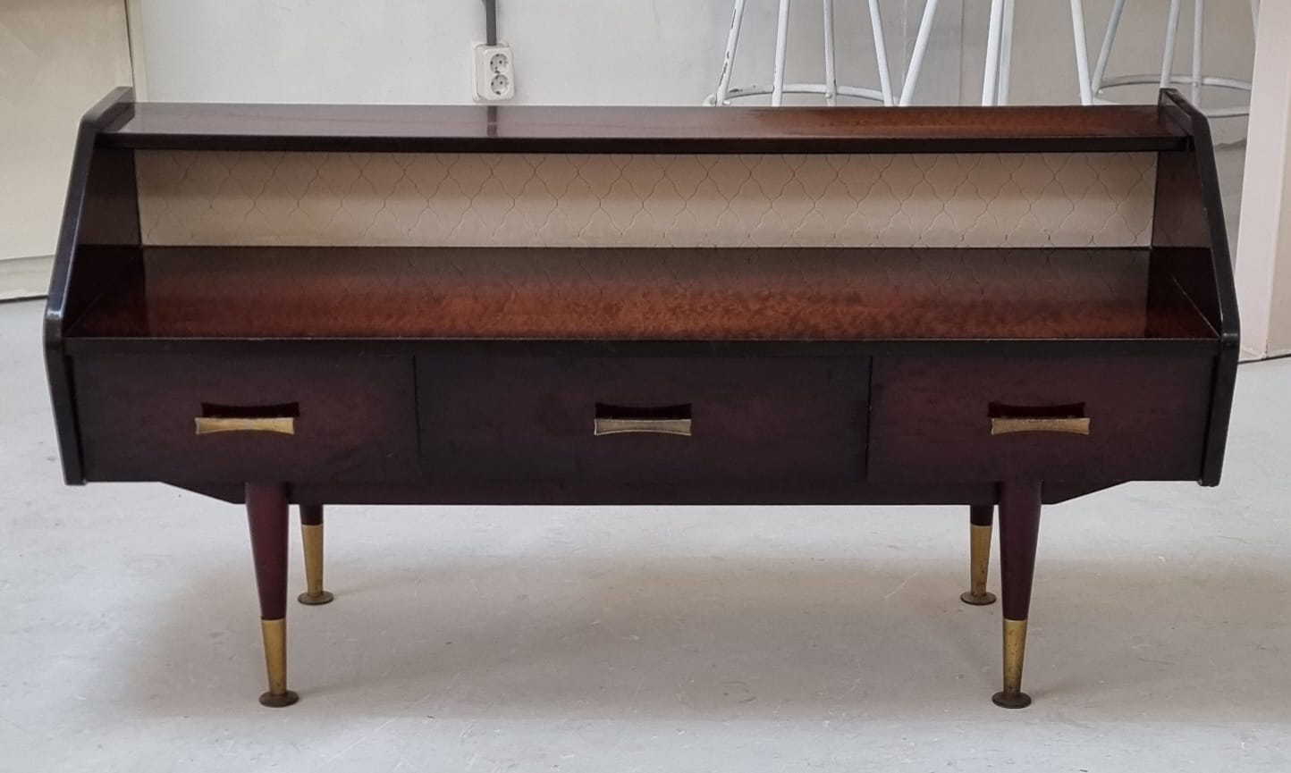 Buffet bas du milieu du siècle