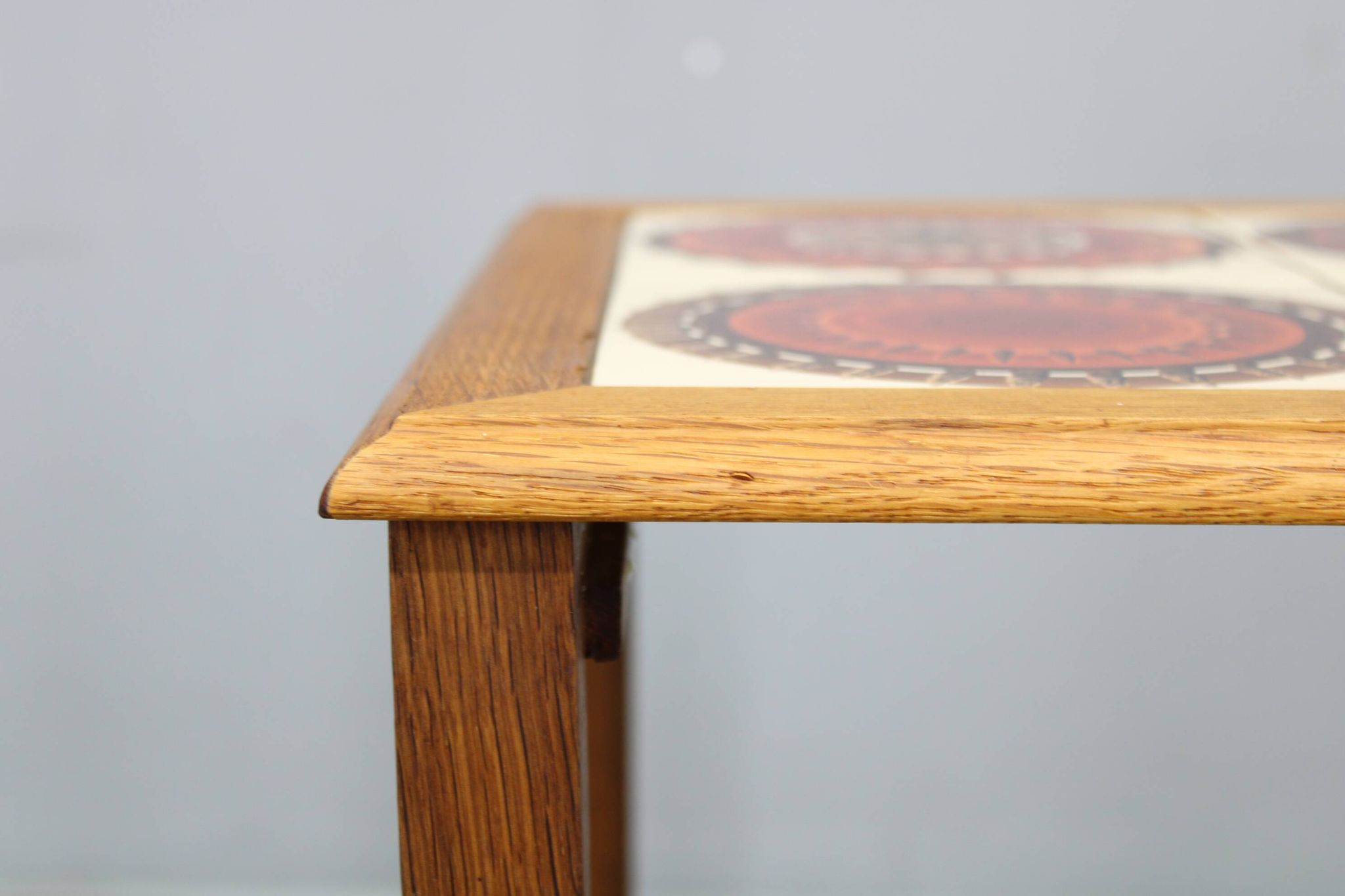 Tables gigognes danoises en chêne des années 50 avec des plateaux en carrelage.