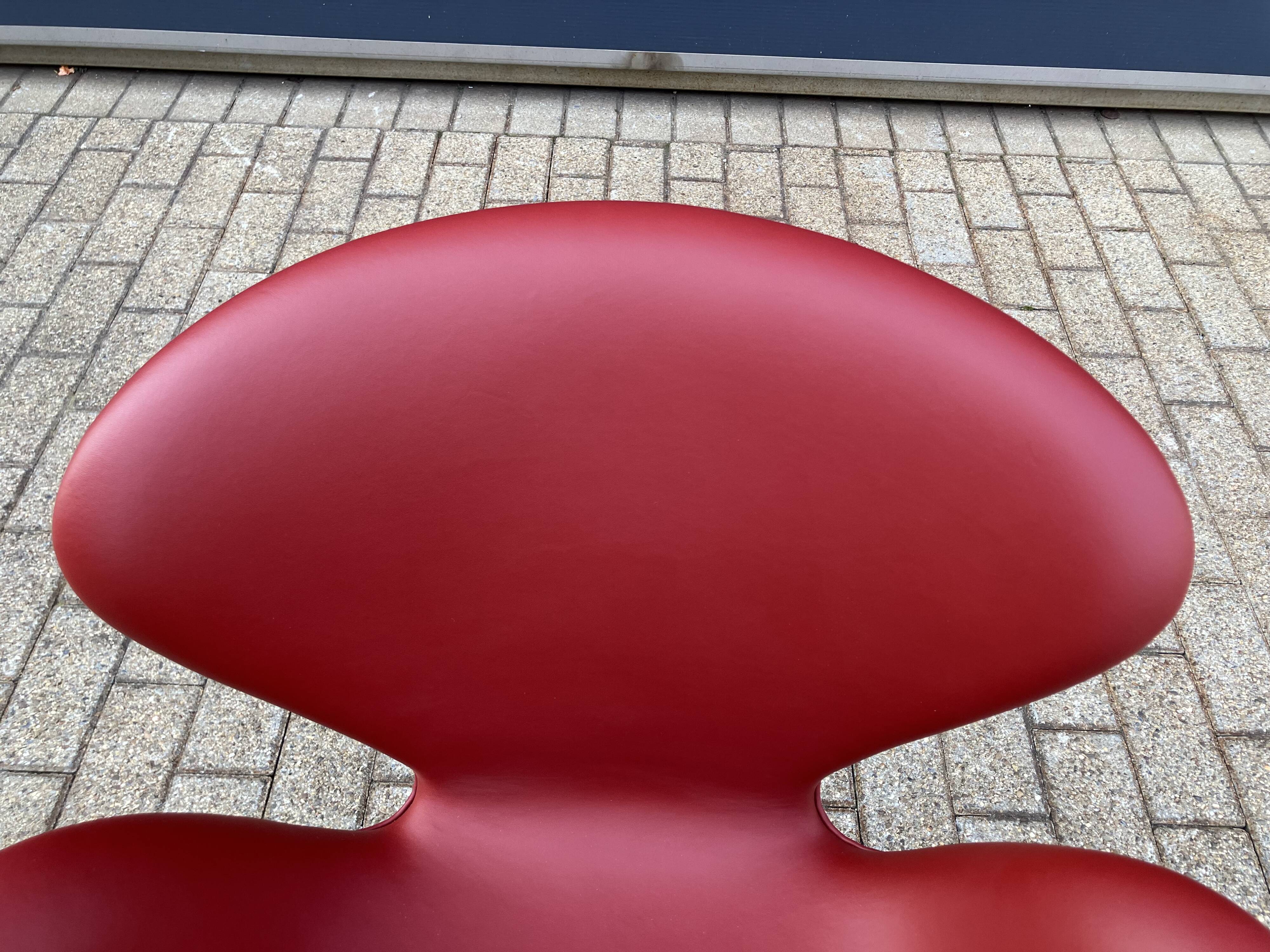 Fritz Hansen Swan chair in Indian Red leather, NEW!!!