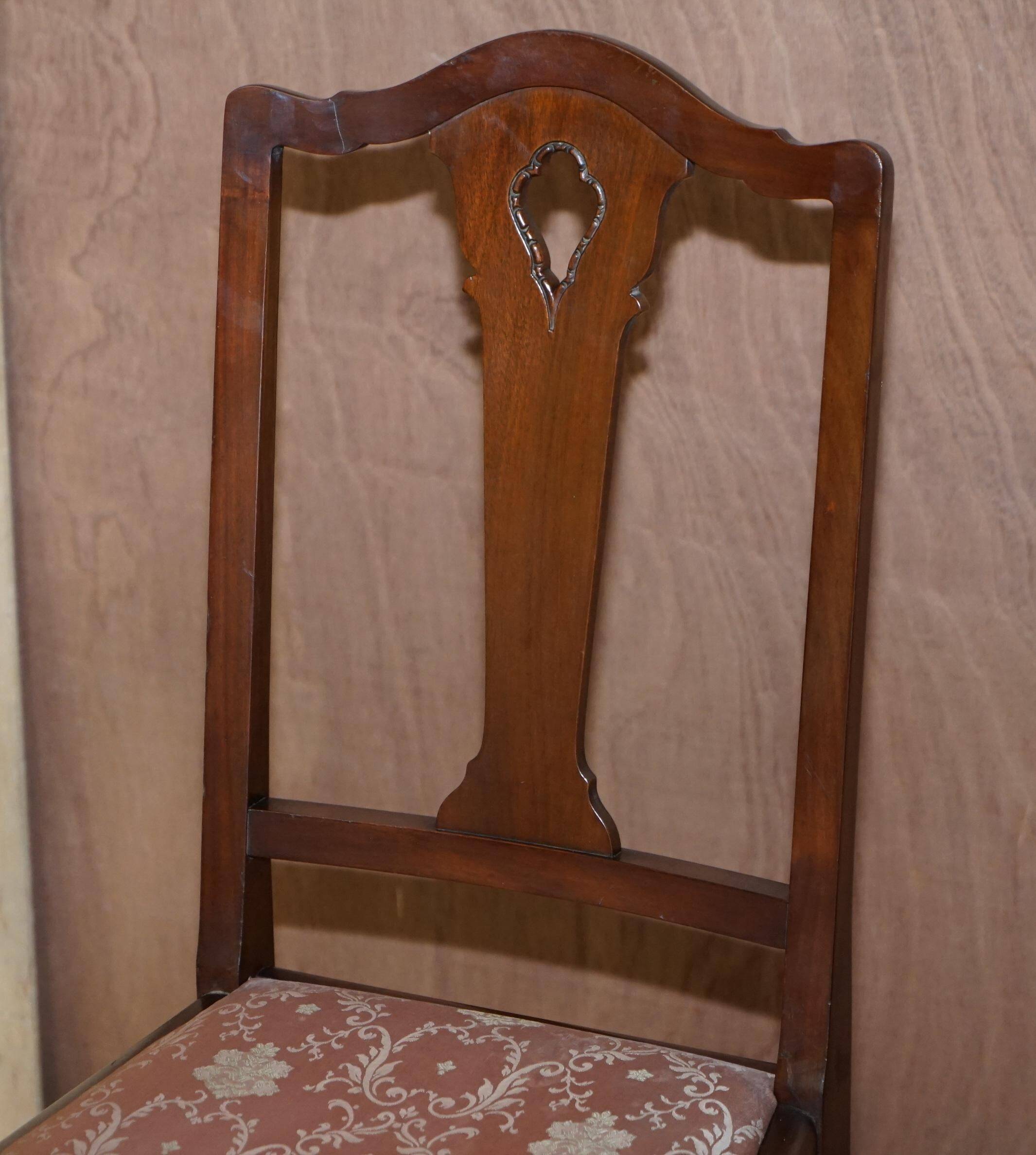 Paire de chaises anglaises anciennes en bois dur avec pieds sculptés en patte de lion