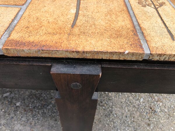 Table basse vintage en céramique a décors aux herbiers par Roger Capron, piétement en hêtre massif.