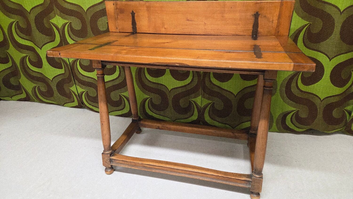 Console table in walnut, 20th century.