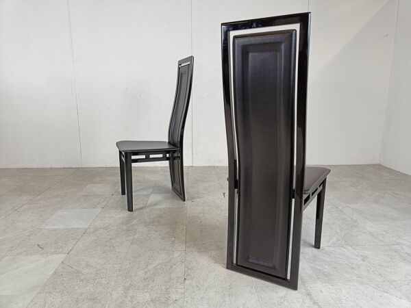Ensemble de huit chaises de salle à manger modernes en bois laqué et cuir italien.