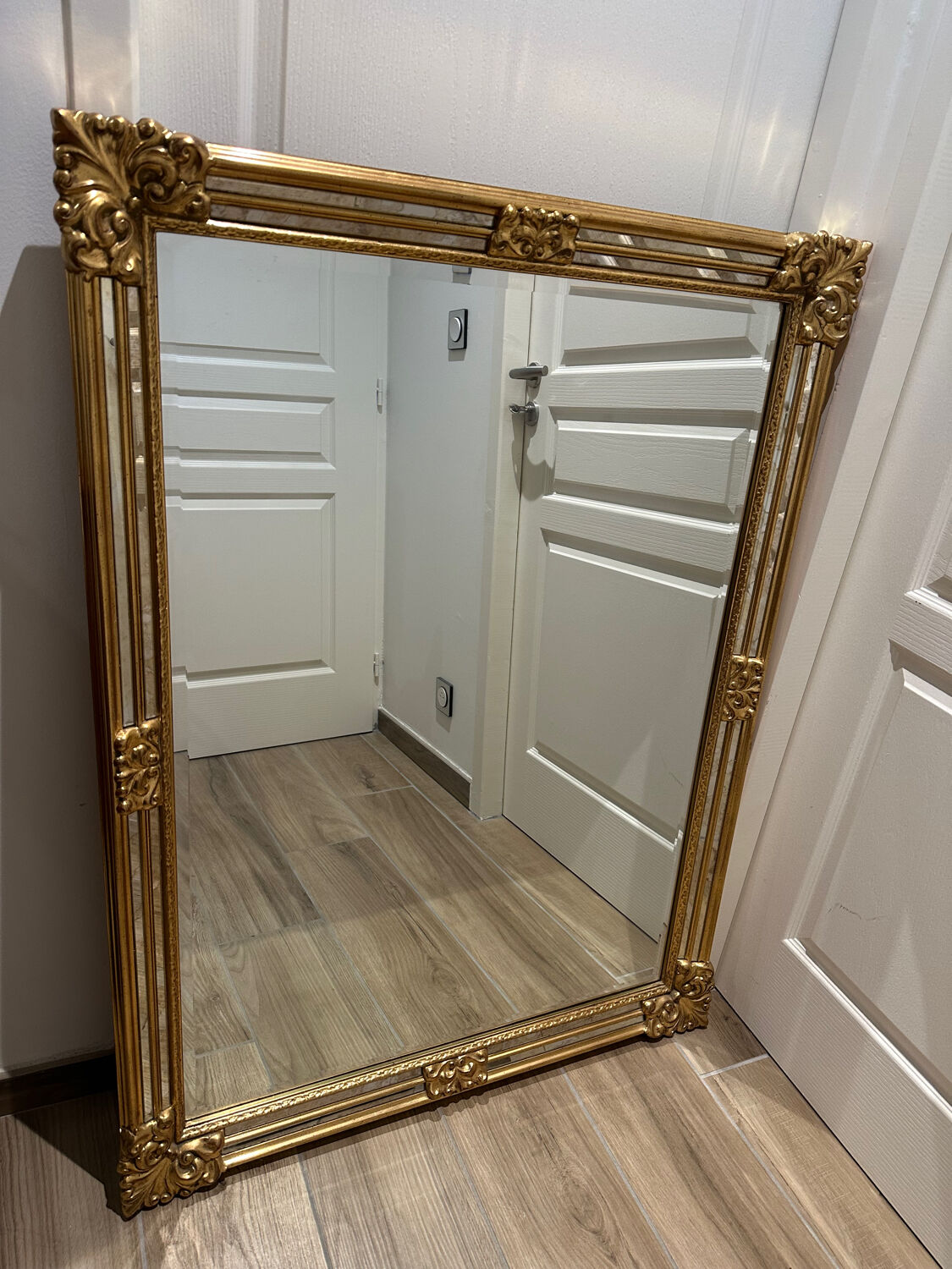 Superb gold mirror in Louis XV/XVI style. 90x120.