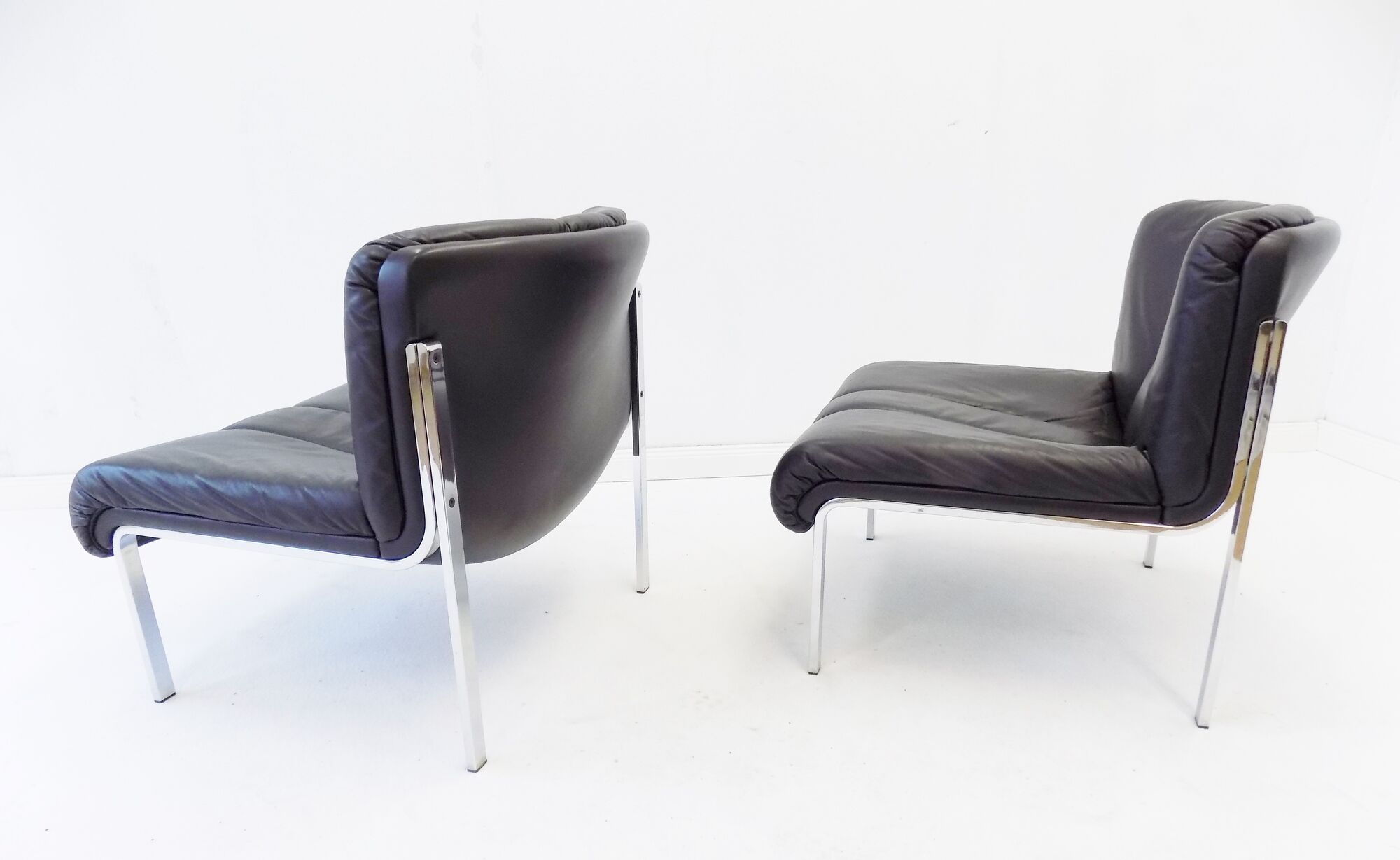 Eurochair set of 2 black leather lounge chairs by Girsberger