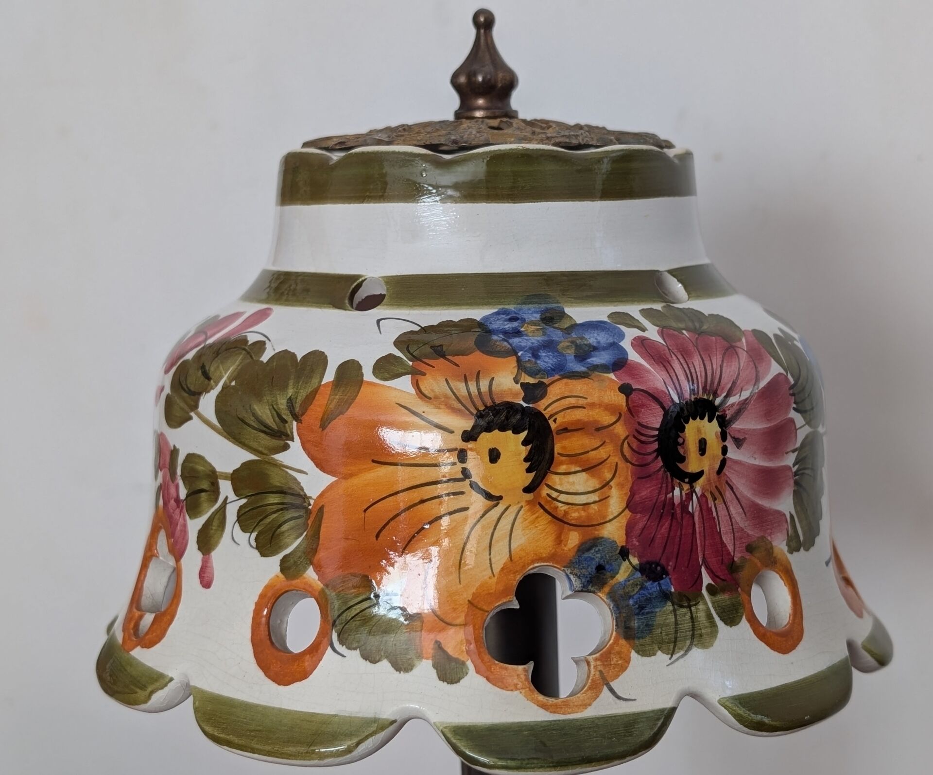 Vintage lamp in brass and ceramic. Flowering tree of life.