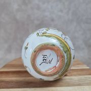 Vase en faïence peint à la main – décor floral & oiseau – signé