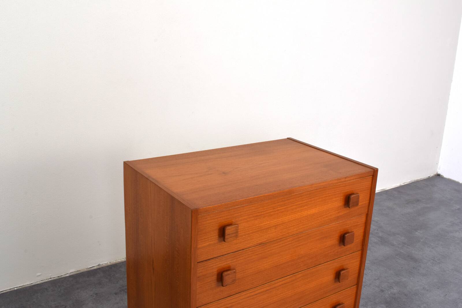 Commode danoise en teck du milieu du siècle de Domino Mobler, années 1960.