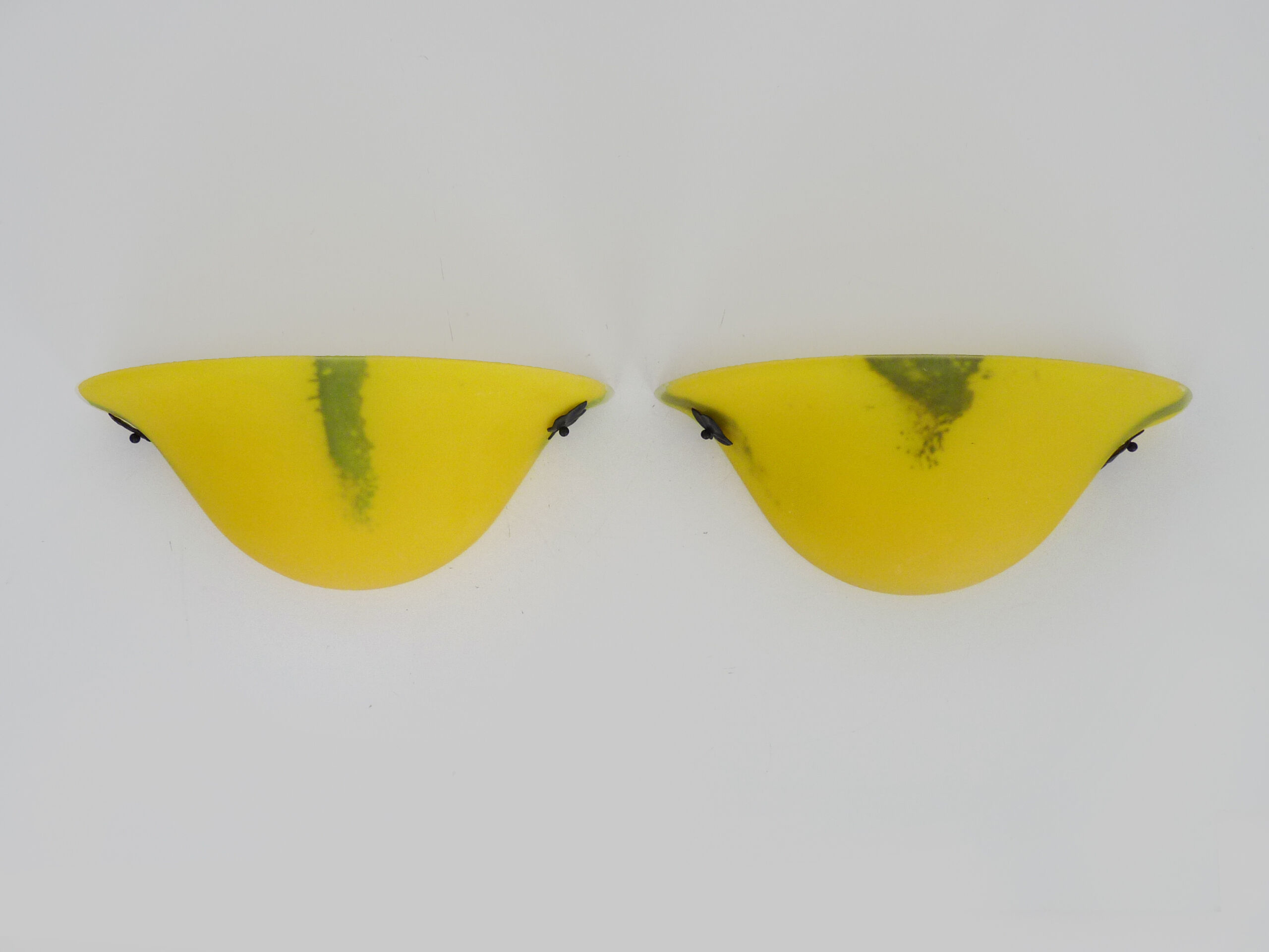 Pair of half-moon wall sconces in yellow glass paste and glass. Year 80 90