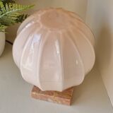 Lampe à poser globe rose en verre