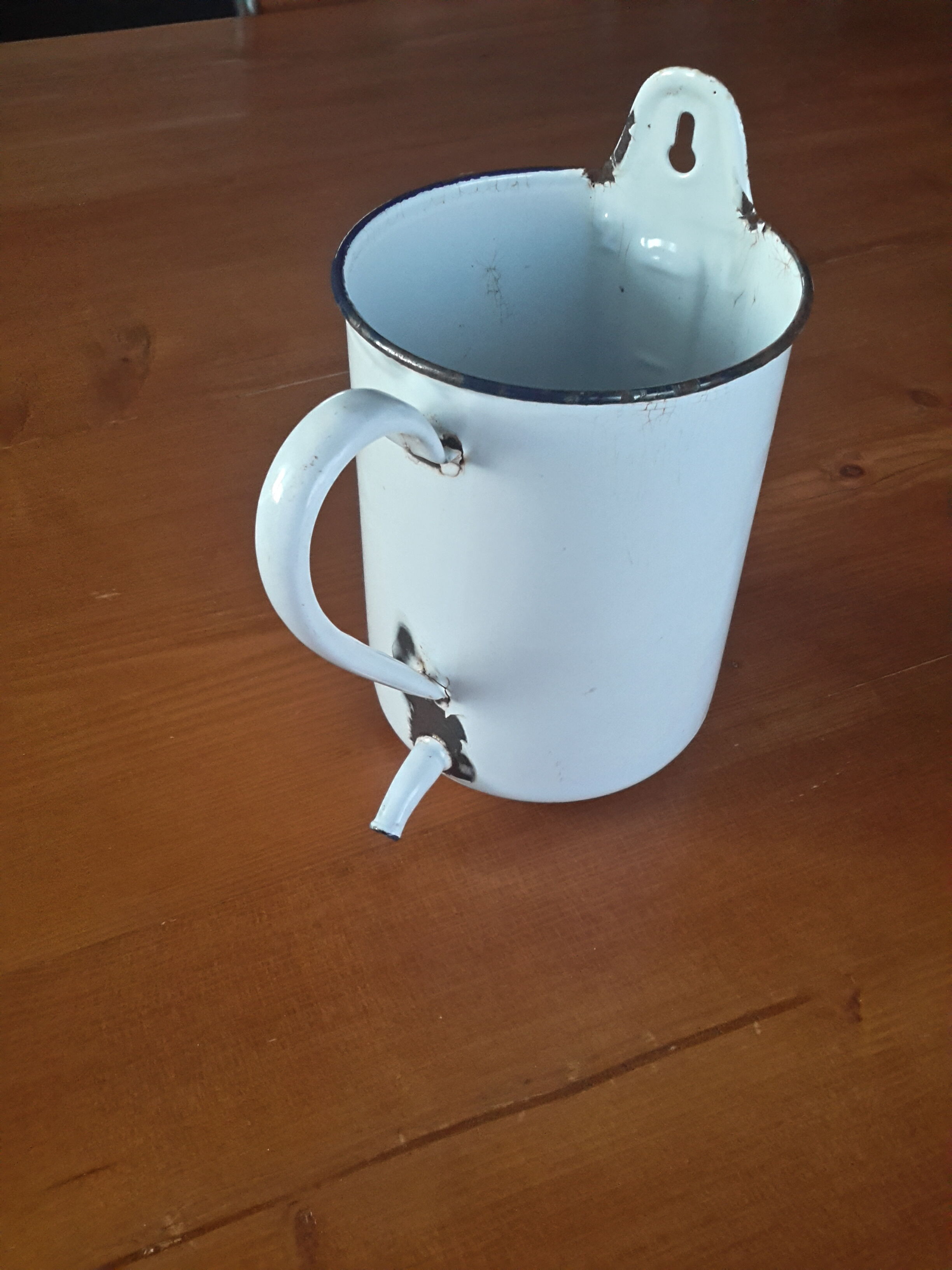 Enamelled water fountain