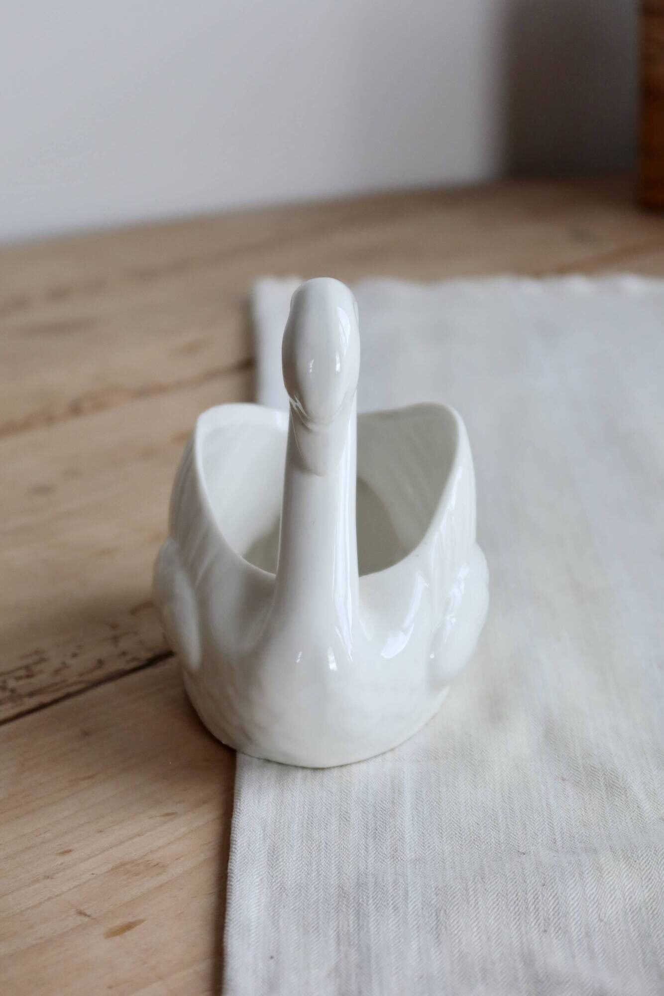 Vintage white porcelain swan cache-pot