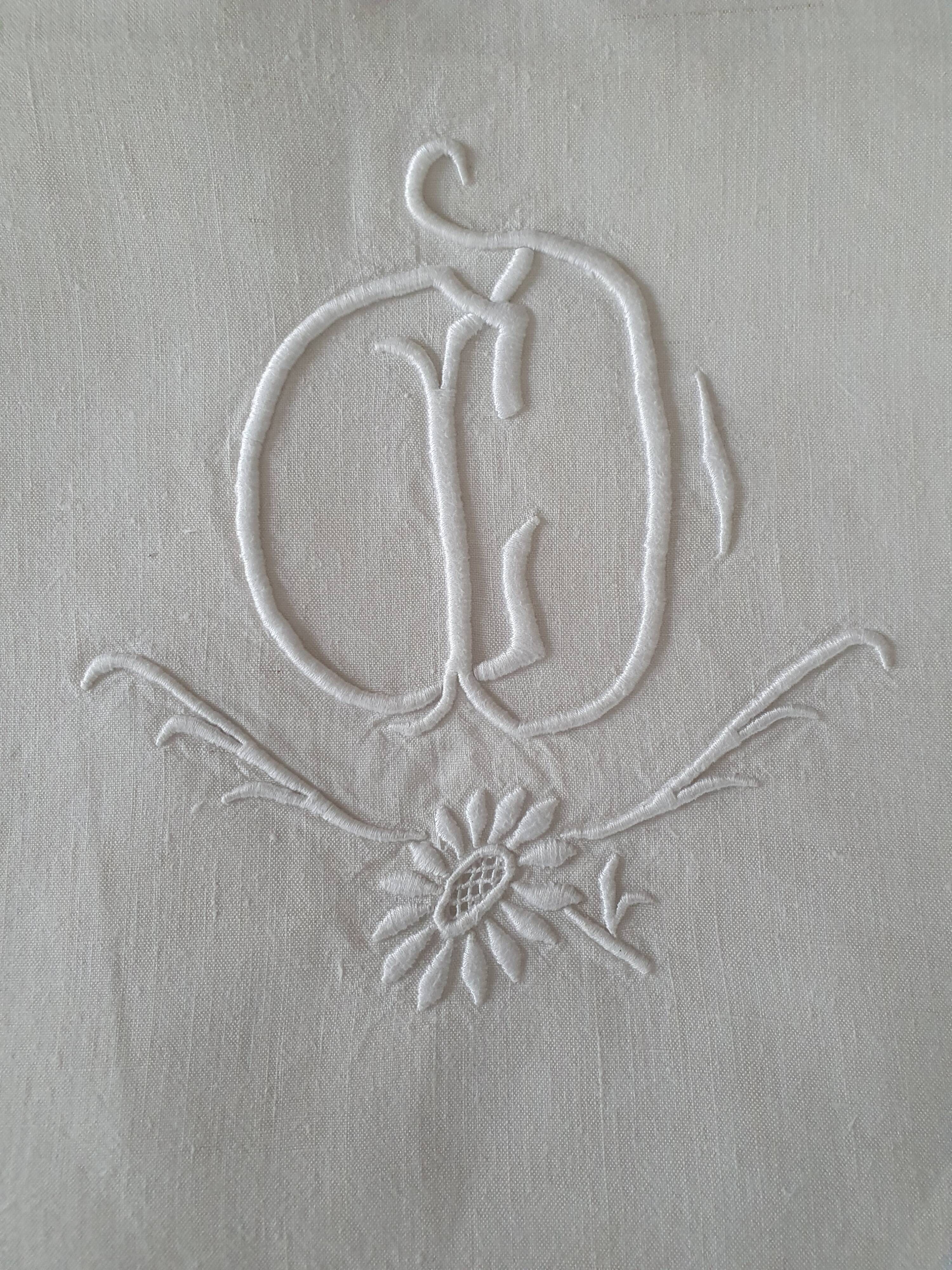 Ancient hand embroidered sheet in métis
