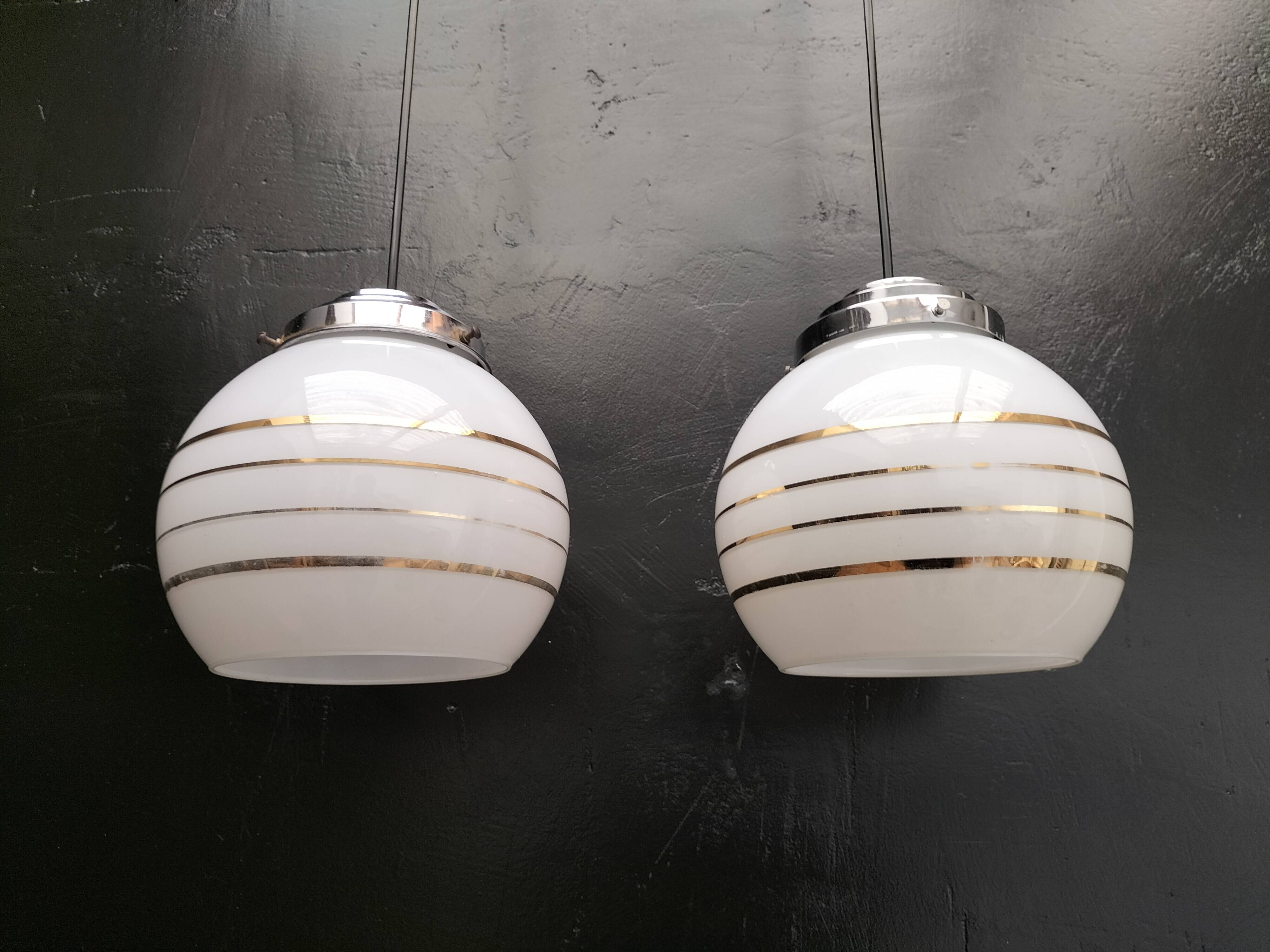 Paire de suspensions opaline