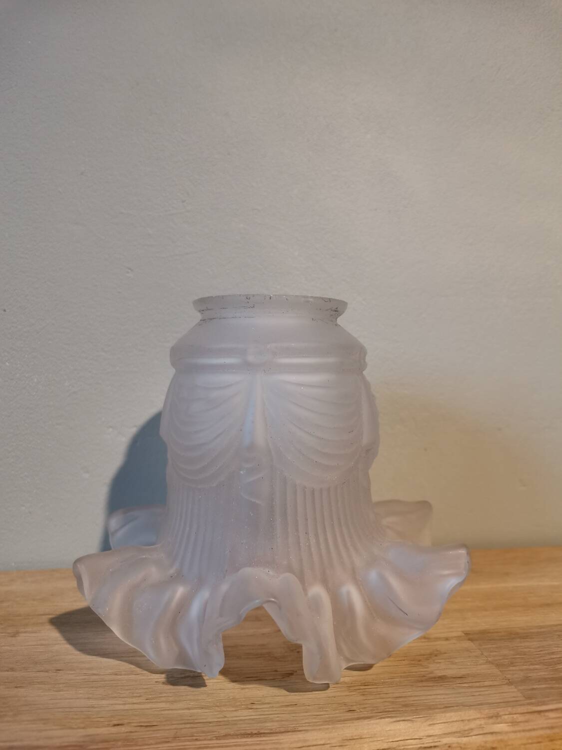 Globe of vintage molded glass lamp art deco opaque portable suspension