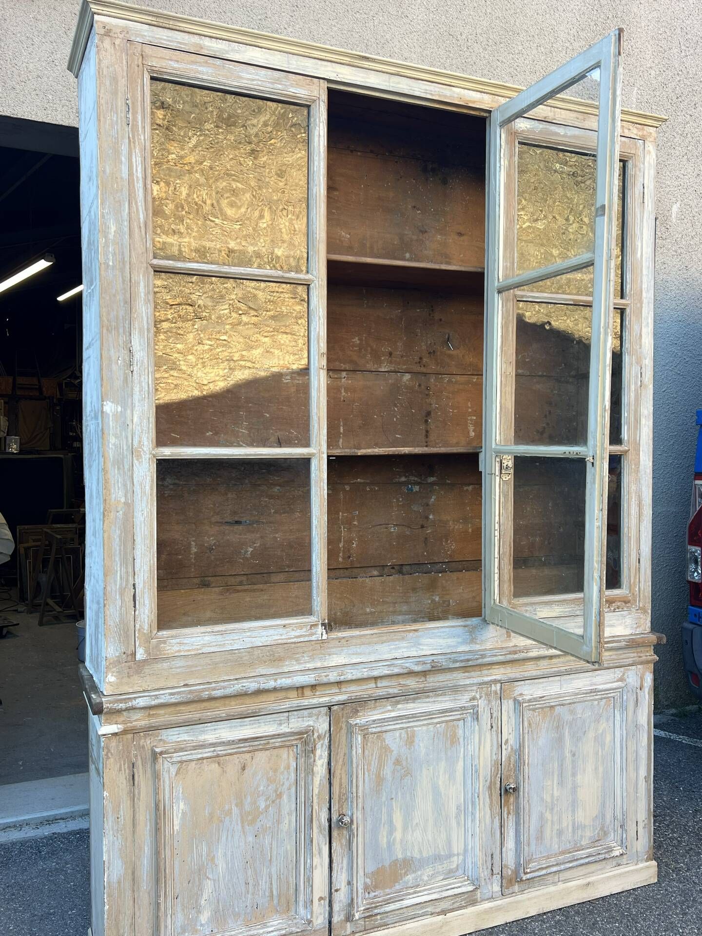 Confectioner's display case