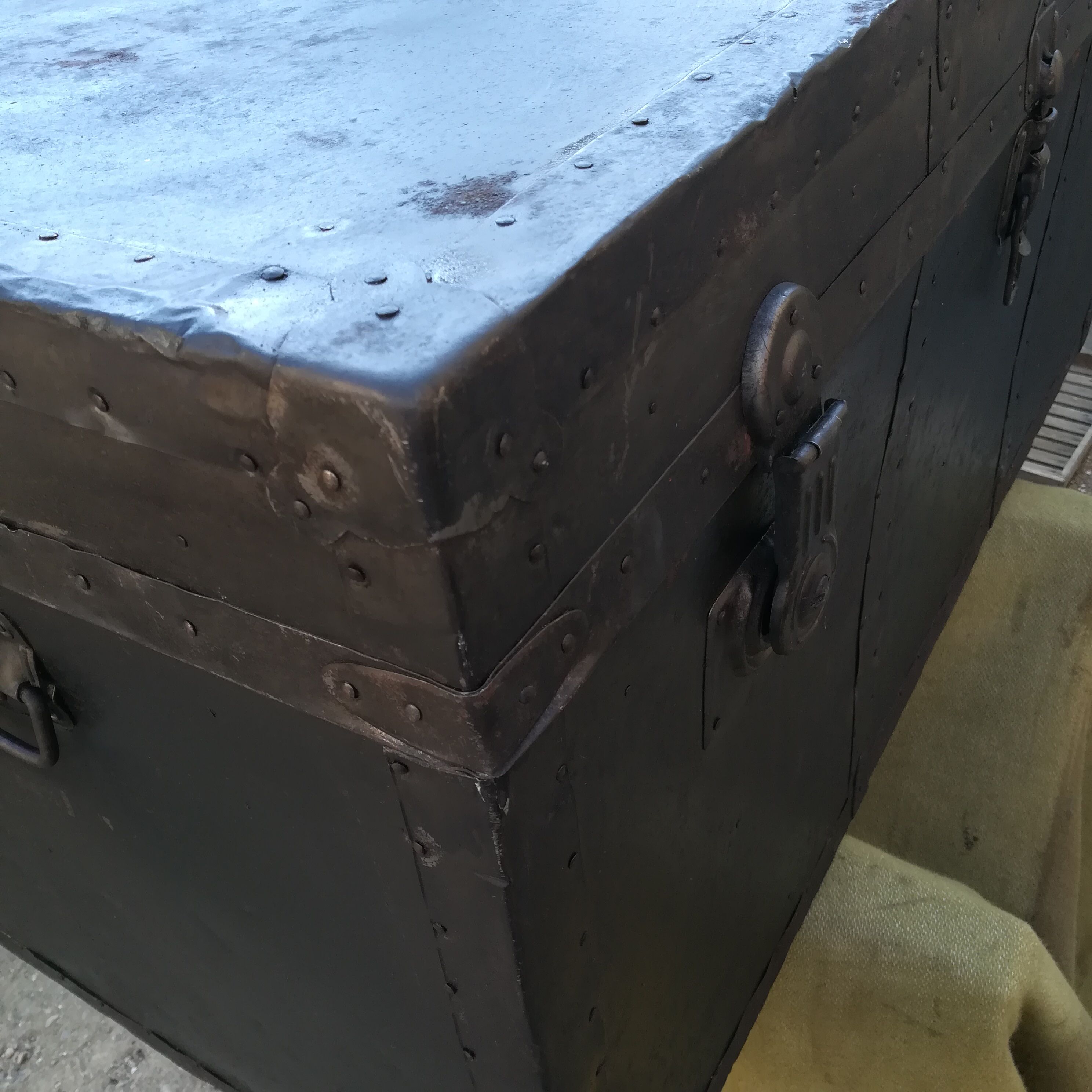 Trunk trunk wood and metal