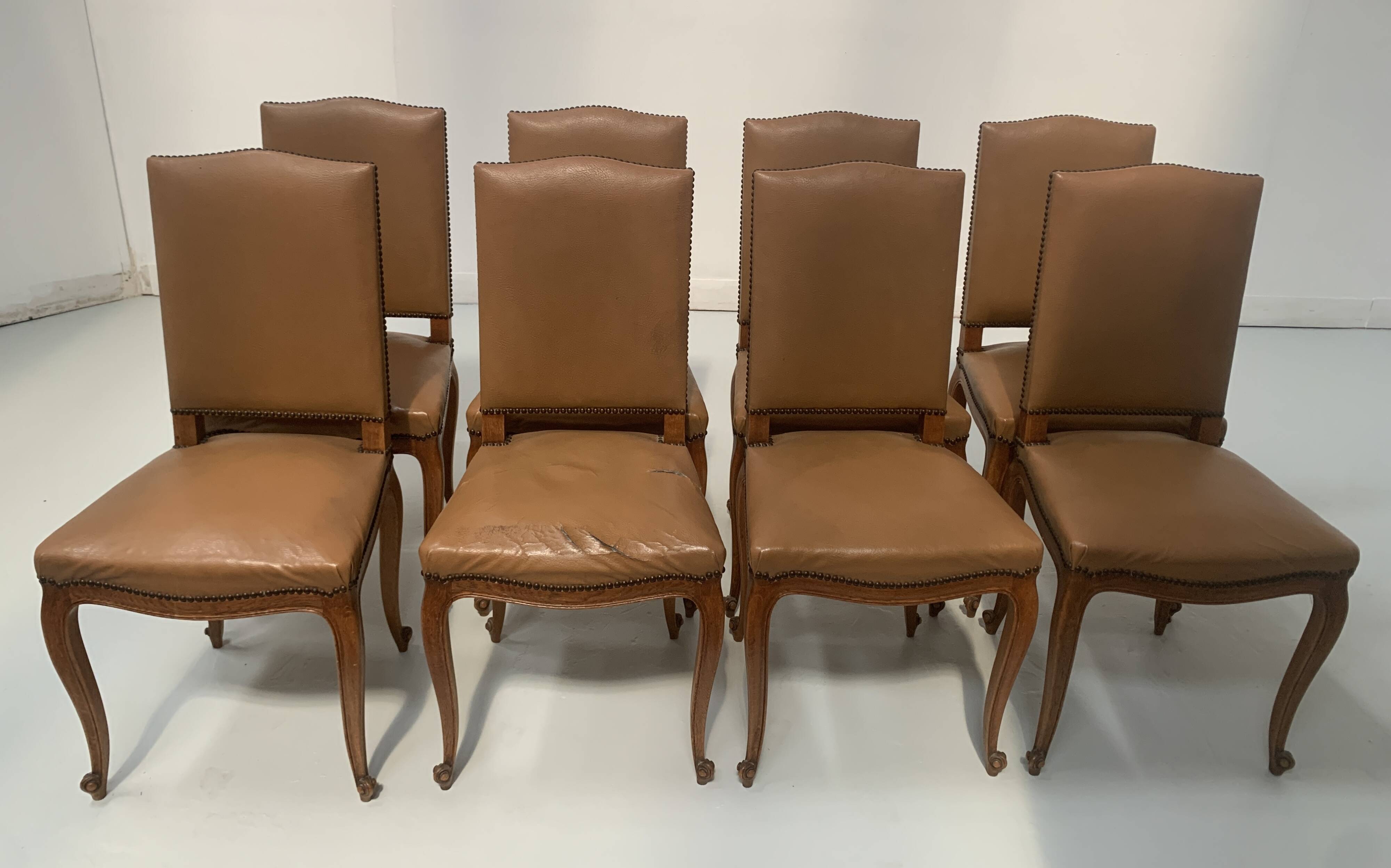 Suite de huit chaises de style Régence en chene massif XX siècle