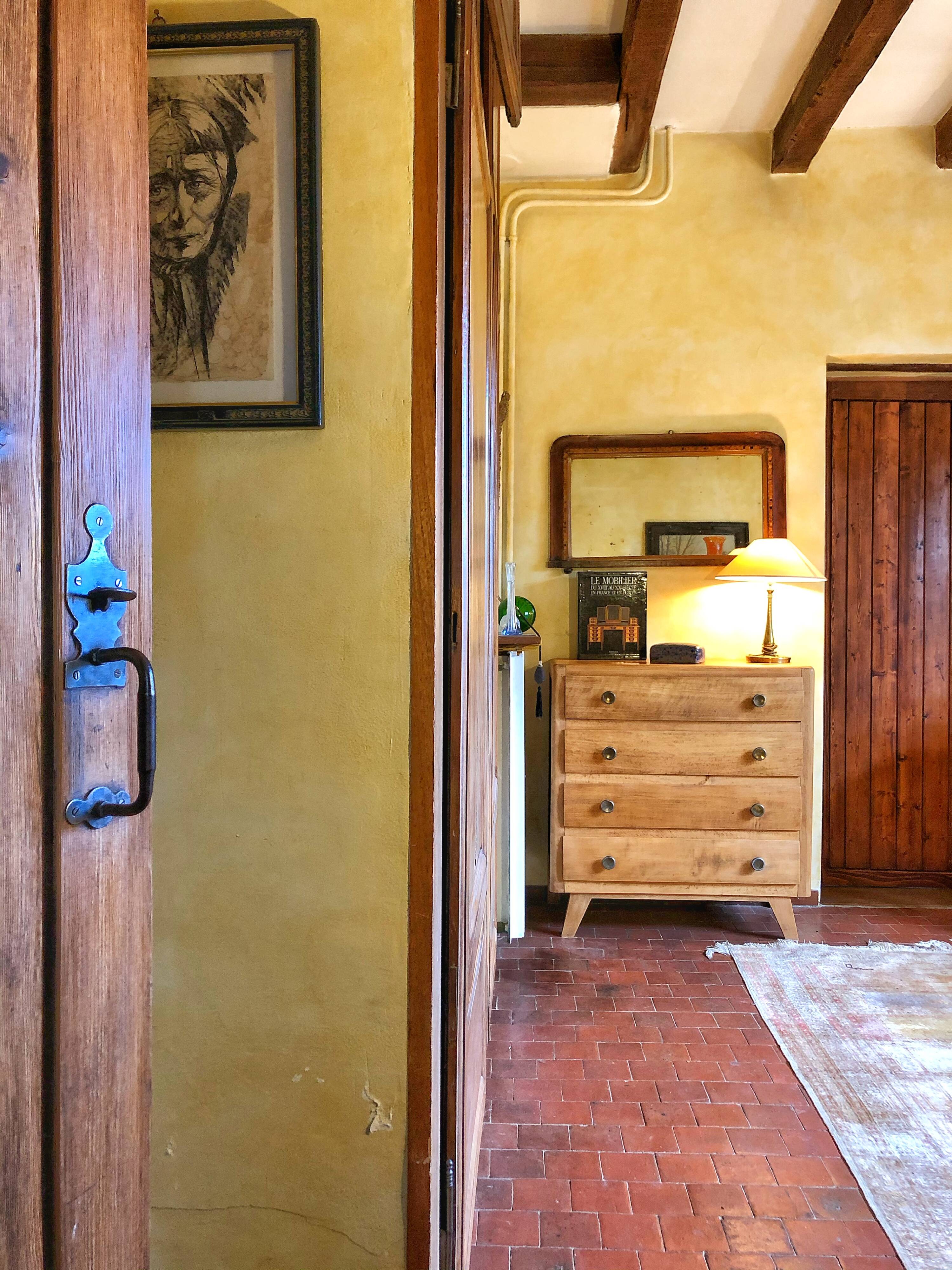 Dresser compass feet