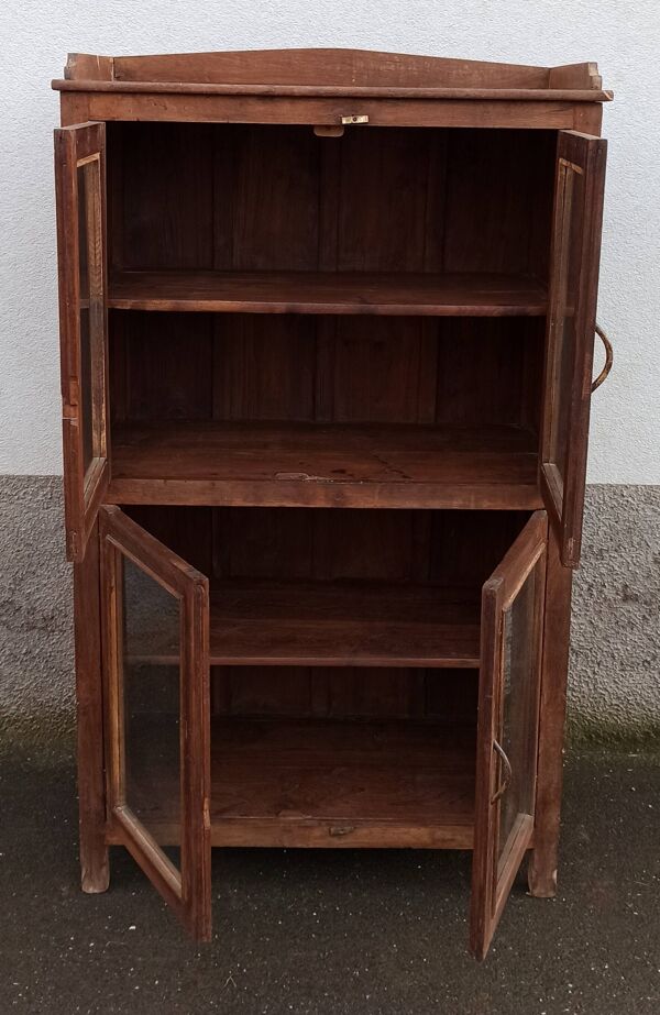 Armoire ancienne vitrée en bois avec quatre portes