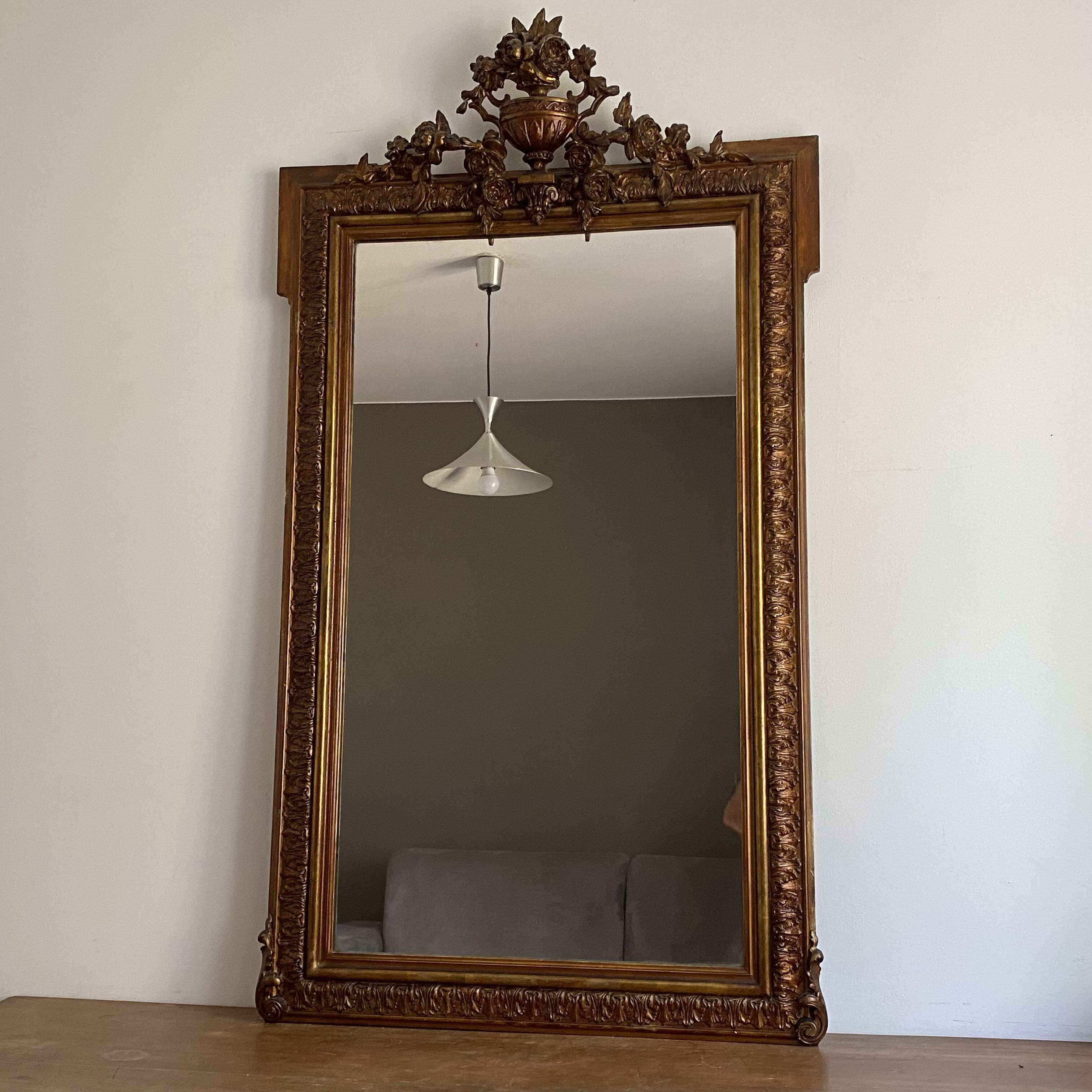Miroir doré fin 19ème avec  fronton décoré. 150x82.