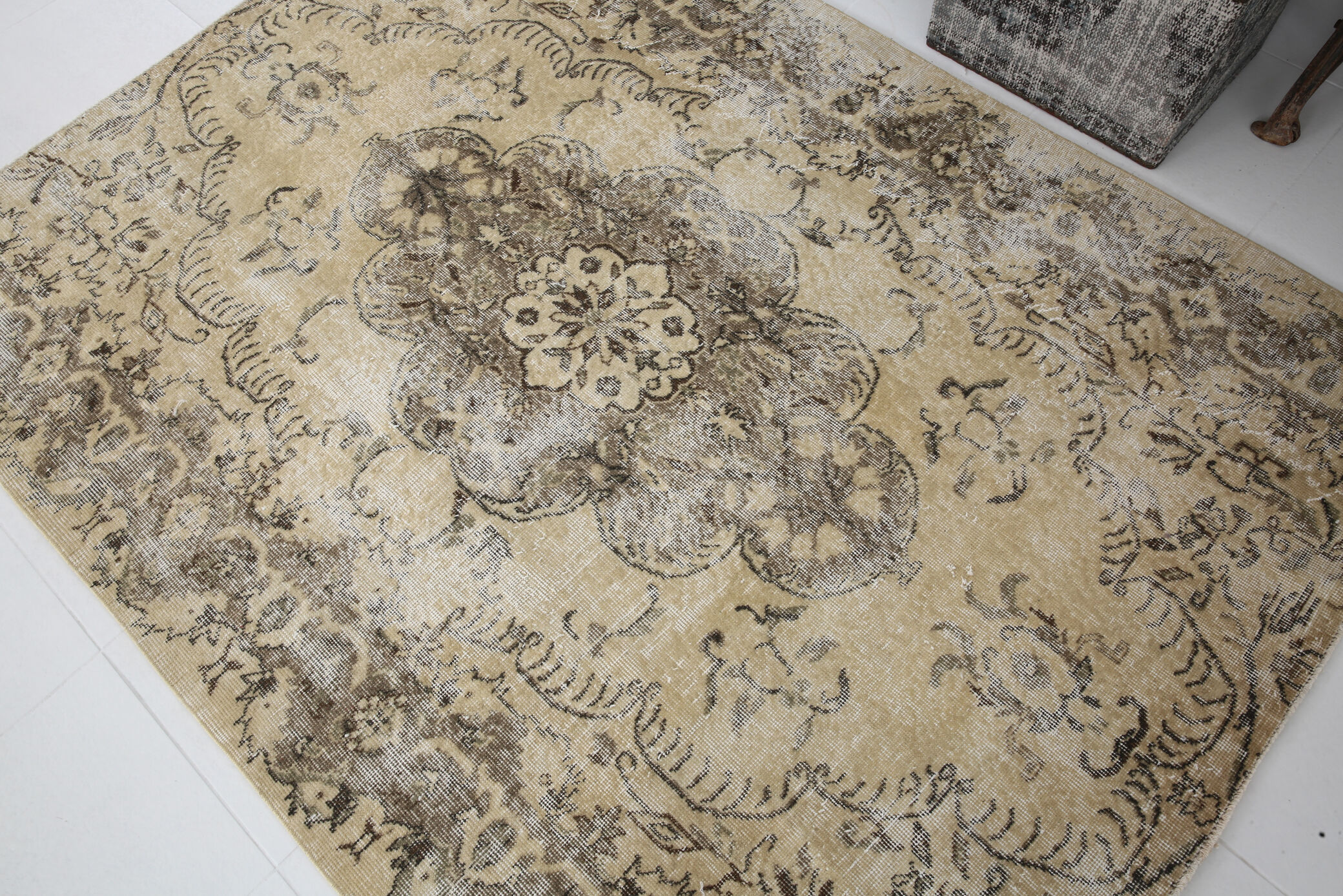 Classic beige & brown vintage rug, 211x155 cm