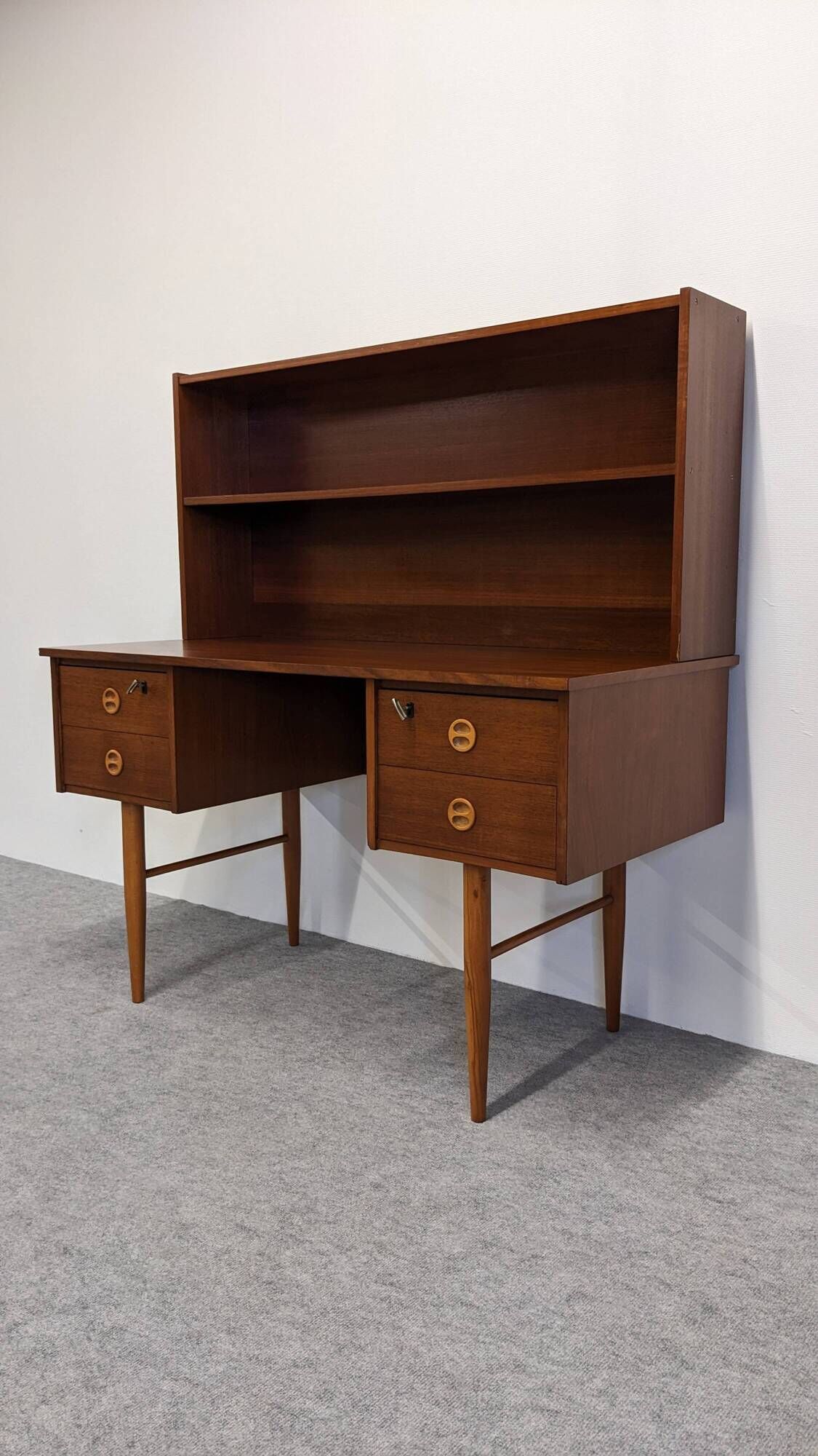 Desk and its removable shelf in Scandinavian style made of teak, RDA around 1960.