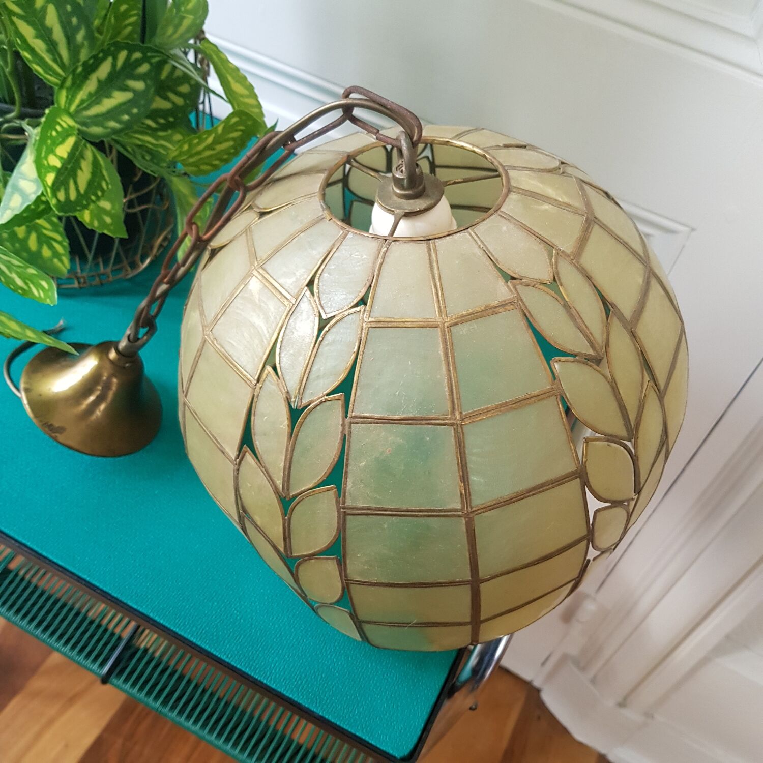 Mother-of-pearl and brass suspension