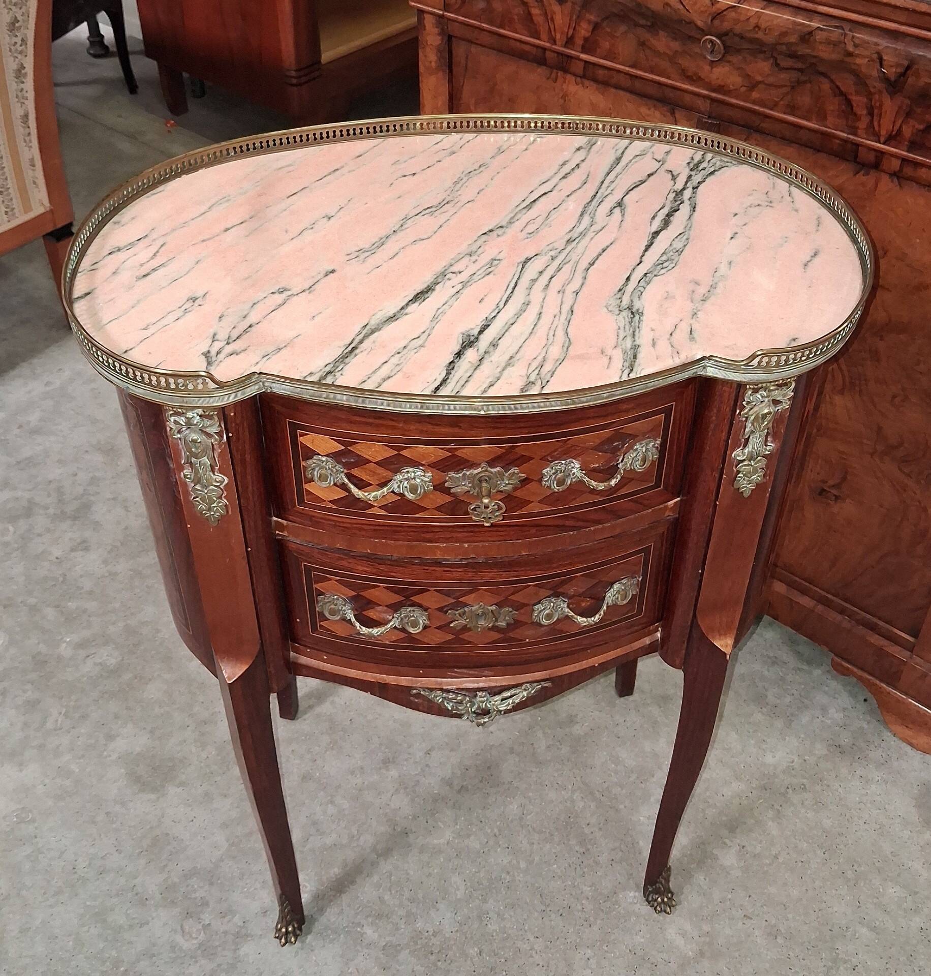 Commode sauteuse de forme rognon en marqueterie, marbre rose et bronzes
