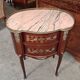 Commode sauteuse de forme rognon en marqueterie, marbre rose et bronzes