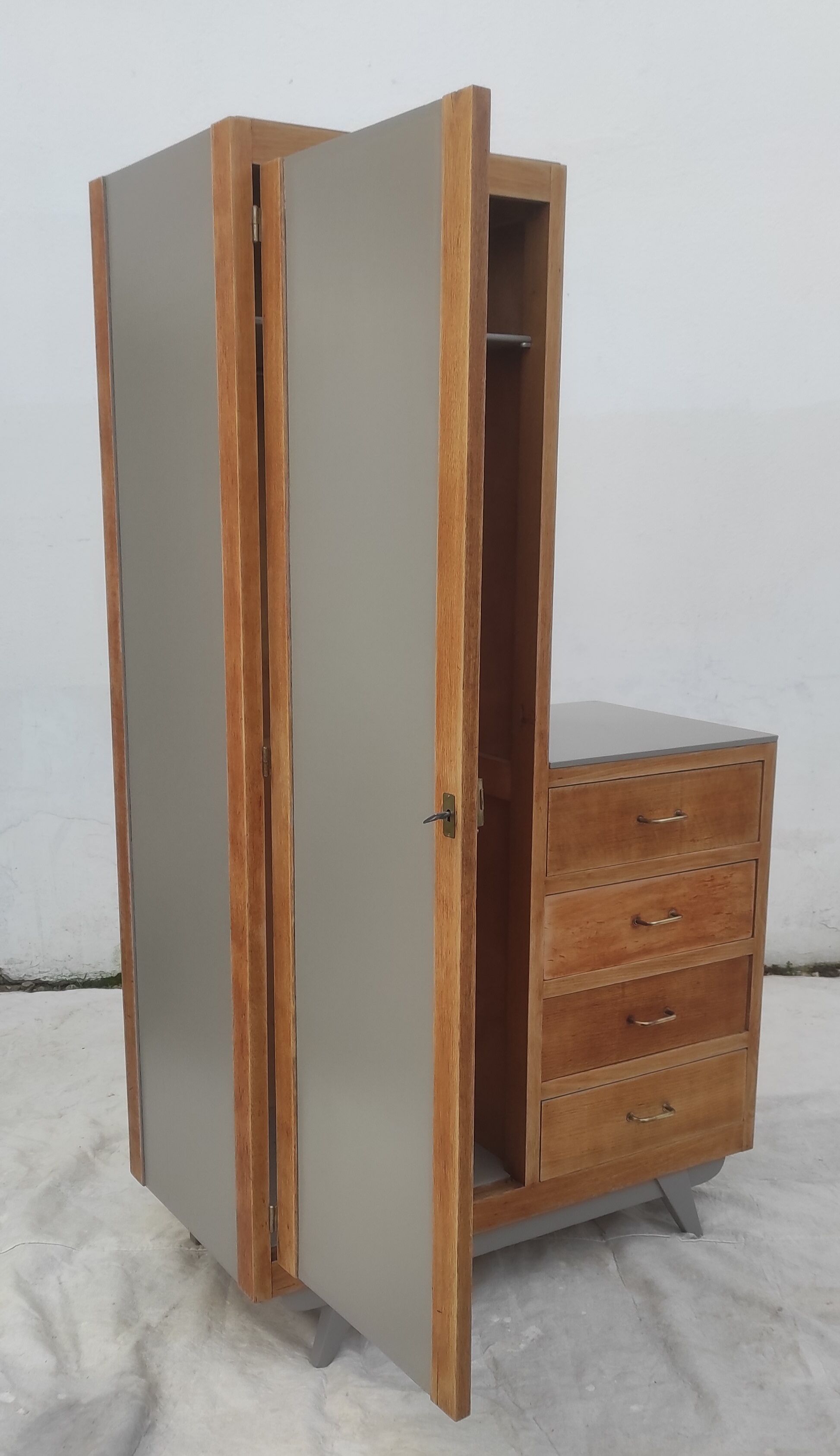 Armoire vintage