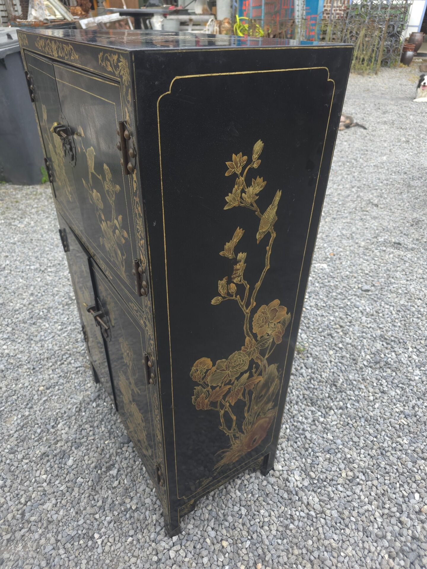 Lacquered wooden Chinese cabinet