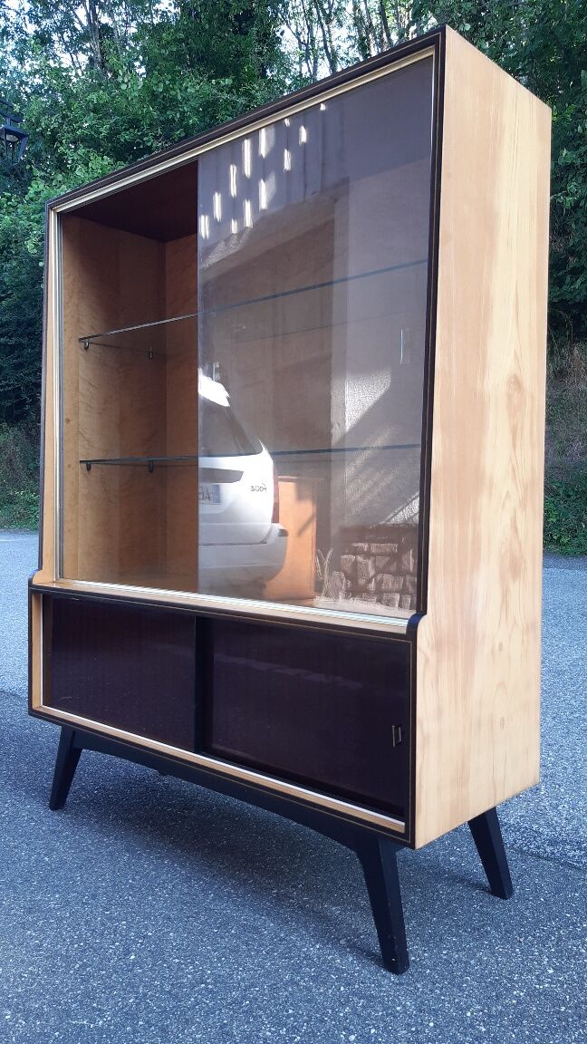 Vintage showcase library