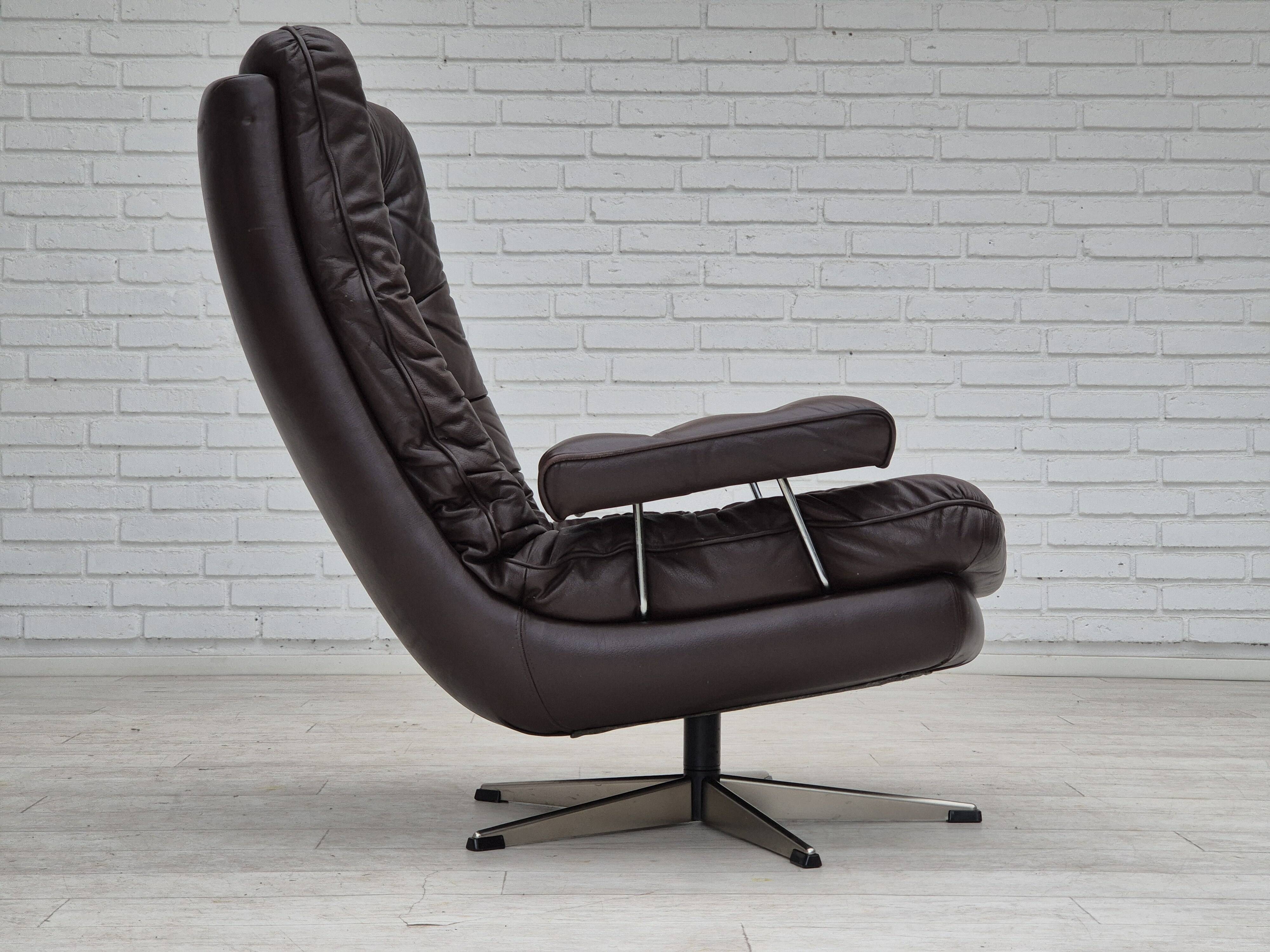 Chaise pivotante danoise des années 1970, état d'origine, cuir d'ameublement marron.