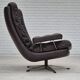 Chaise pivotante danoise des années 1970, état d'origine, cuir d'ameublement marron.