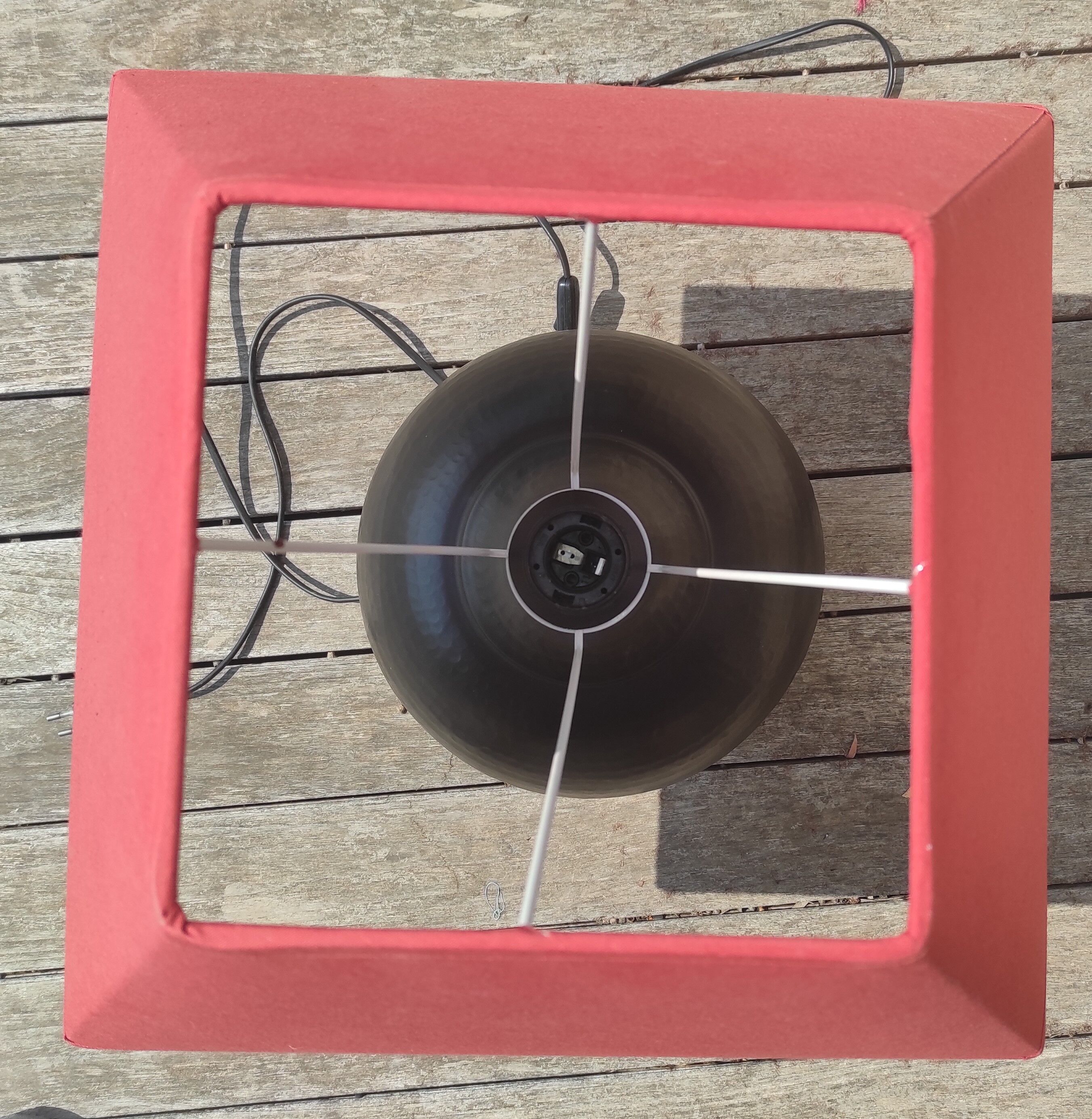 Black hammered metal lamp Aubry Gaspard with red lampshade