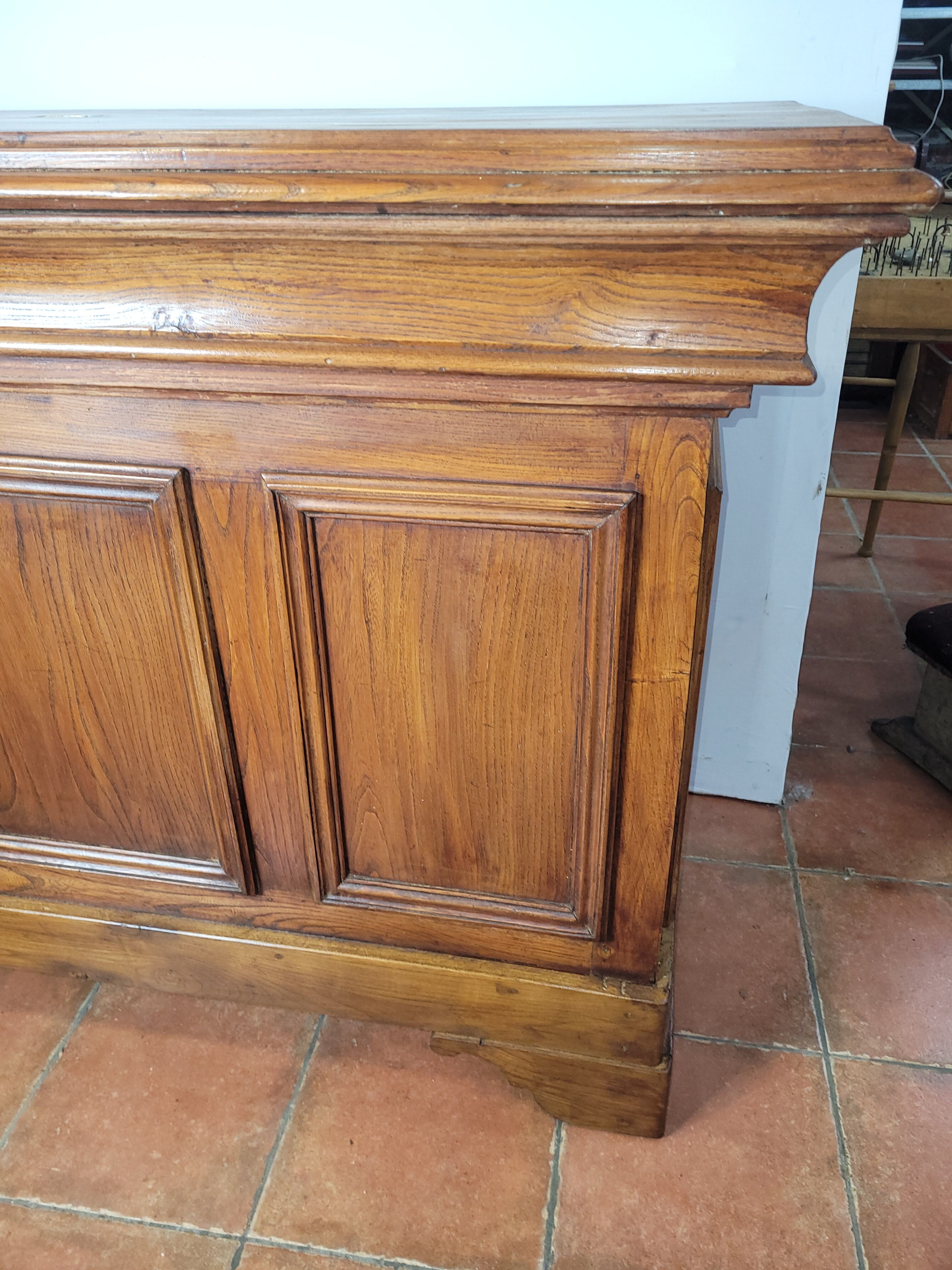 Elm bistro counter
