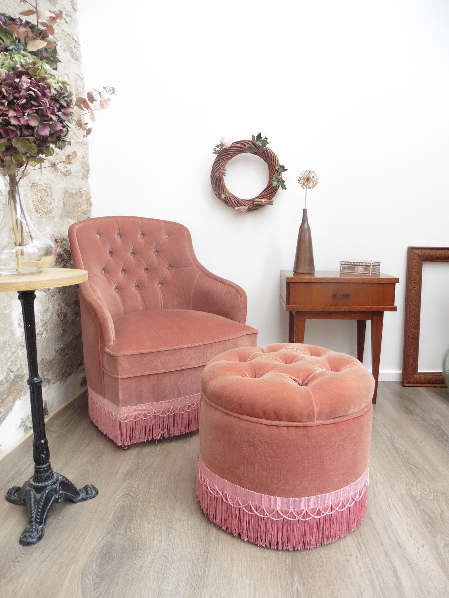 Armchair toad and its footrest in old pink velvet